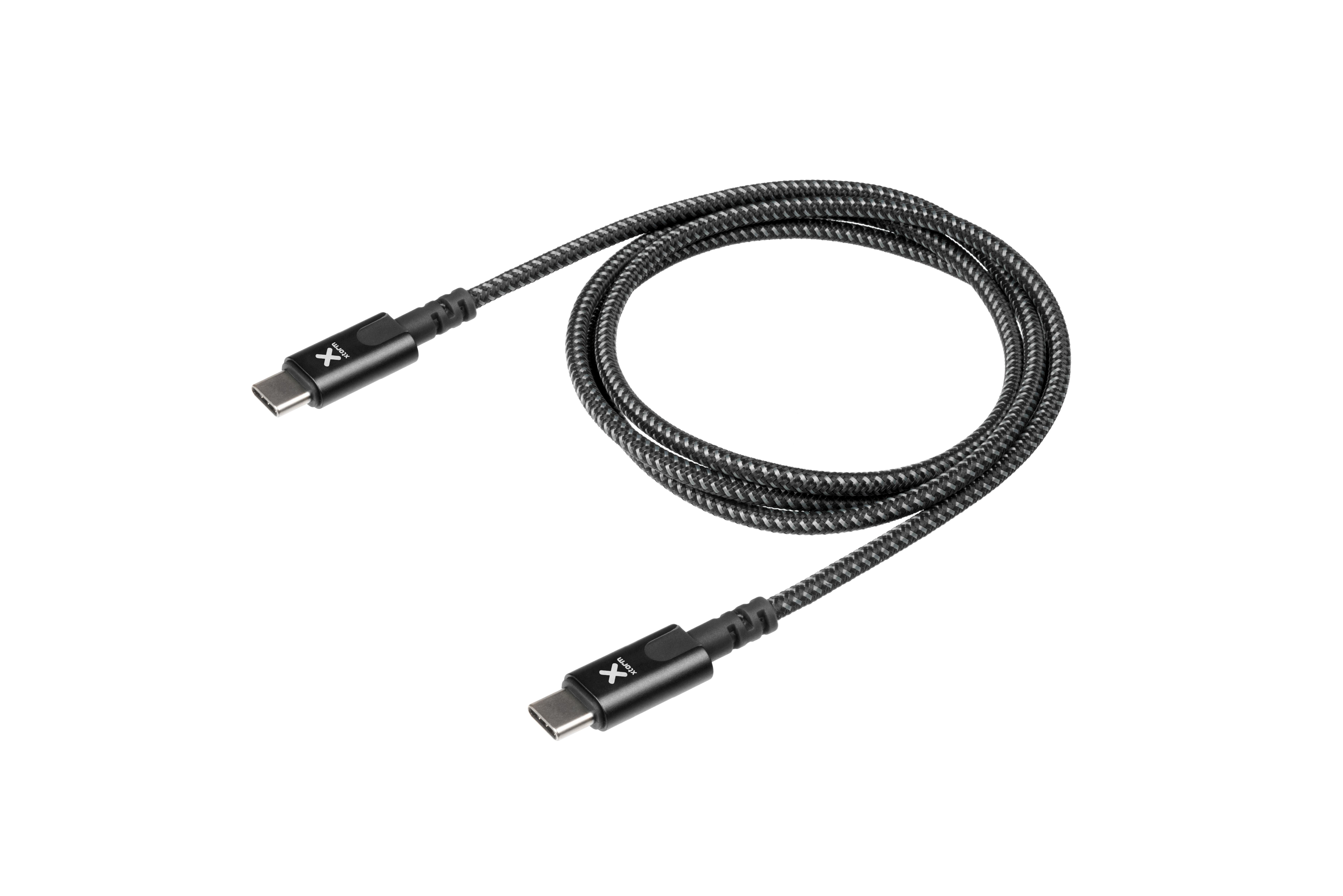 Cavo USB-C nero arrotolato su sfondo bianco, con connettori.