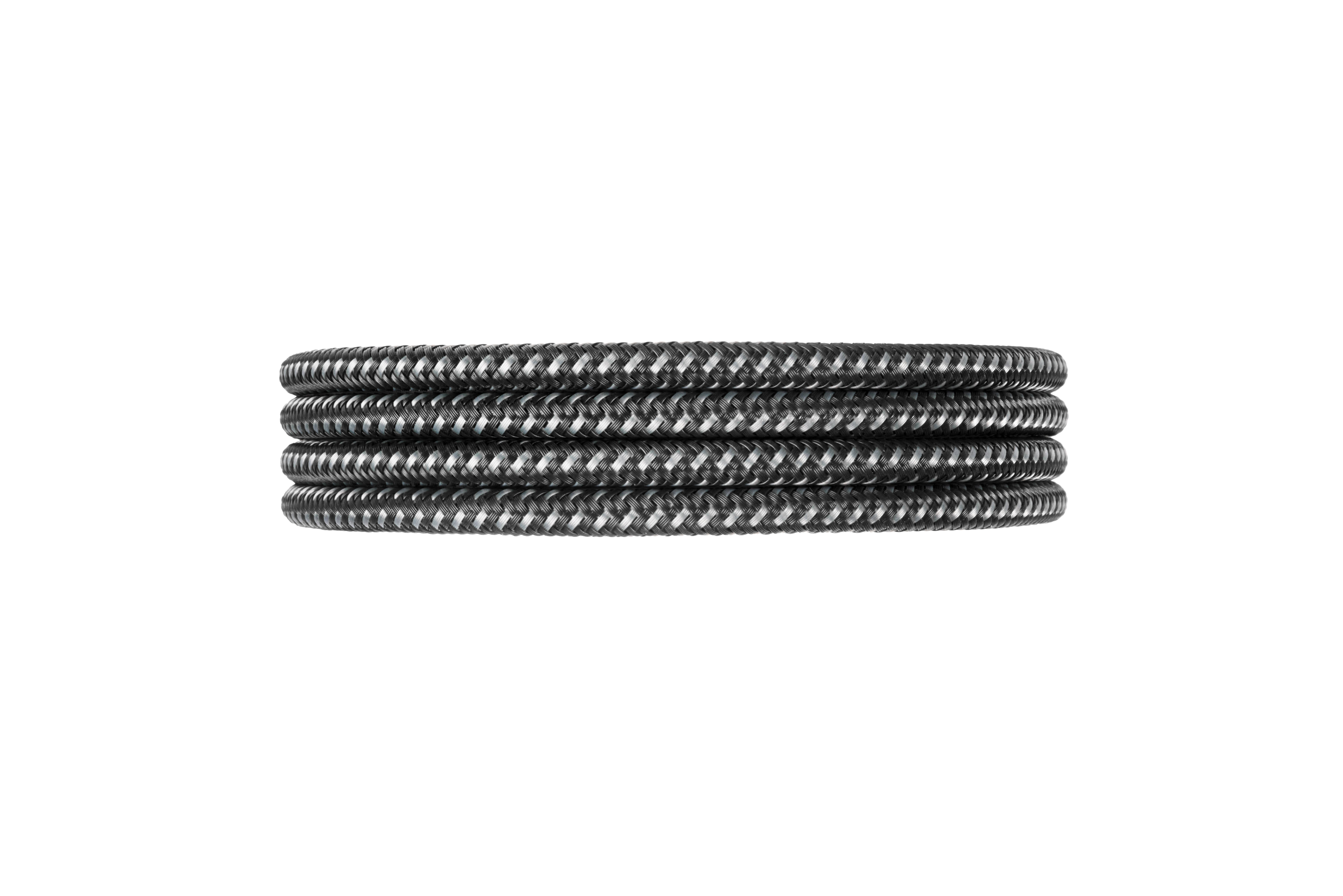 Cavo USB-C nero arrotolato con design intrecciato grigio e argento, isolato su bianco.