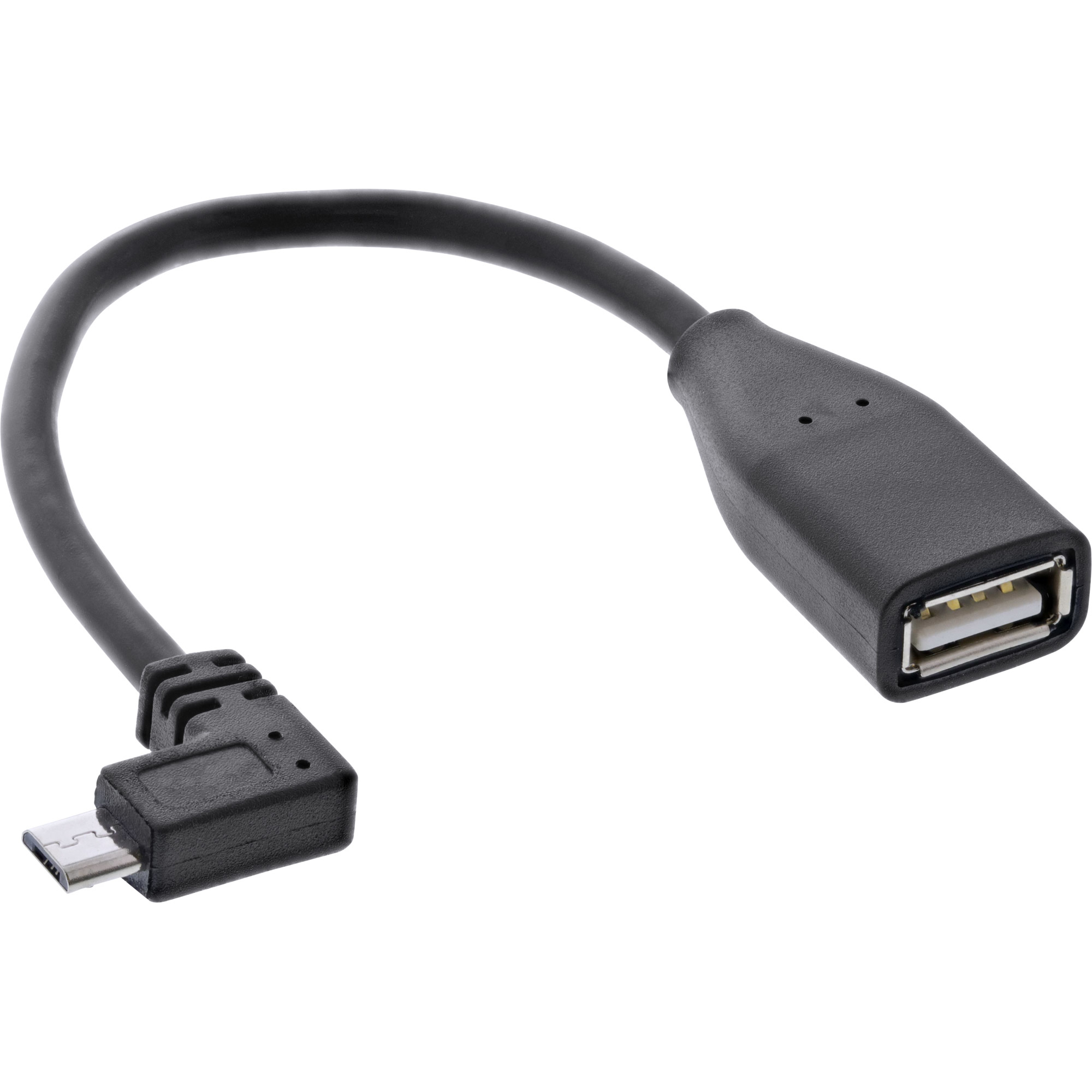 Cavo nero da USB-A a Micro-USB. Connettore Micro-USB angolato. Sfondo bianco.