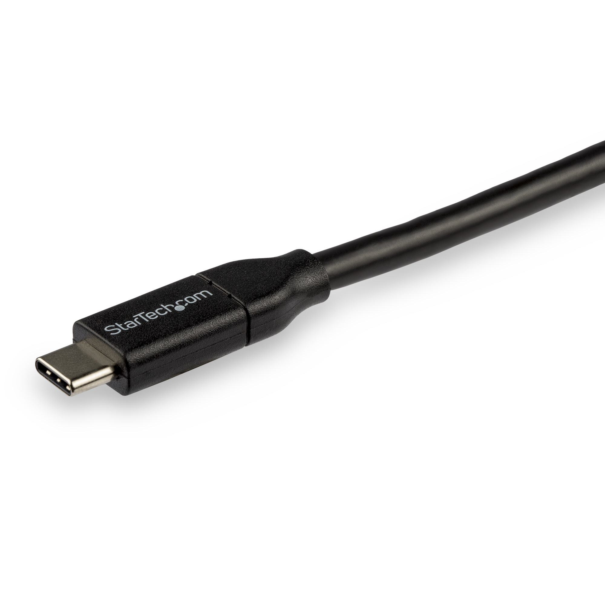 Primer plano de un cable USB-C negro con una etiqueta StarTech.com, sobre una superficie blanca.