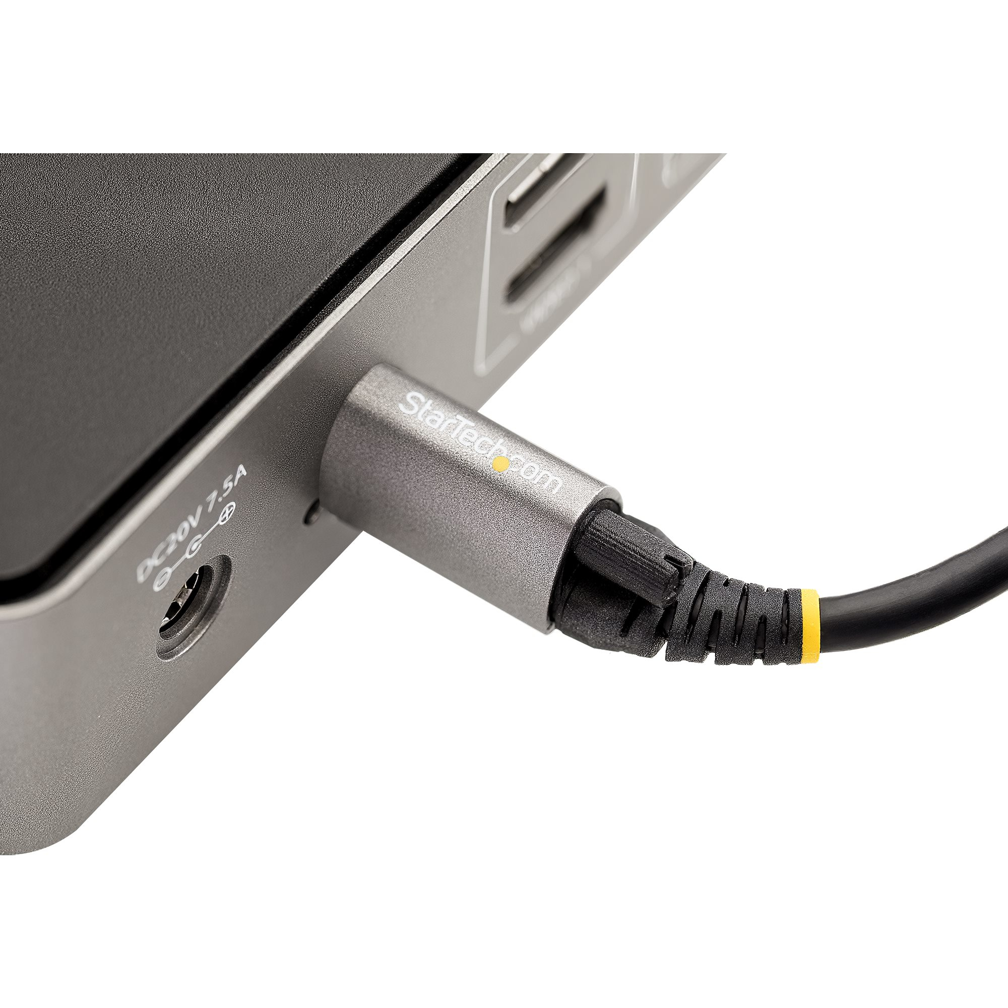 Cable USB-C conectado a un banco de energía, con logo Startech en el conector.