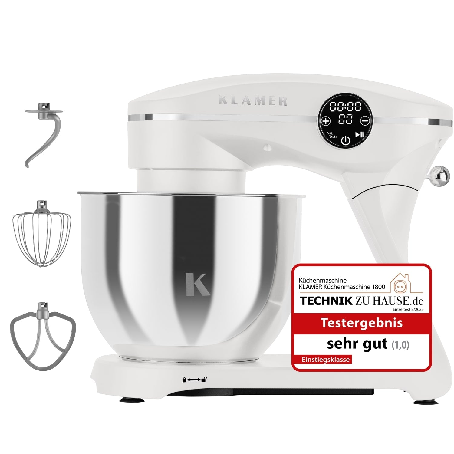 Weißer Küchenmixer mit Edelstahlschüssel, drei Aufsätzen und digitaler Anzeige. Auf dem Mixer befindet sich ein roter Aufkleber.