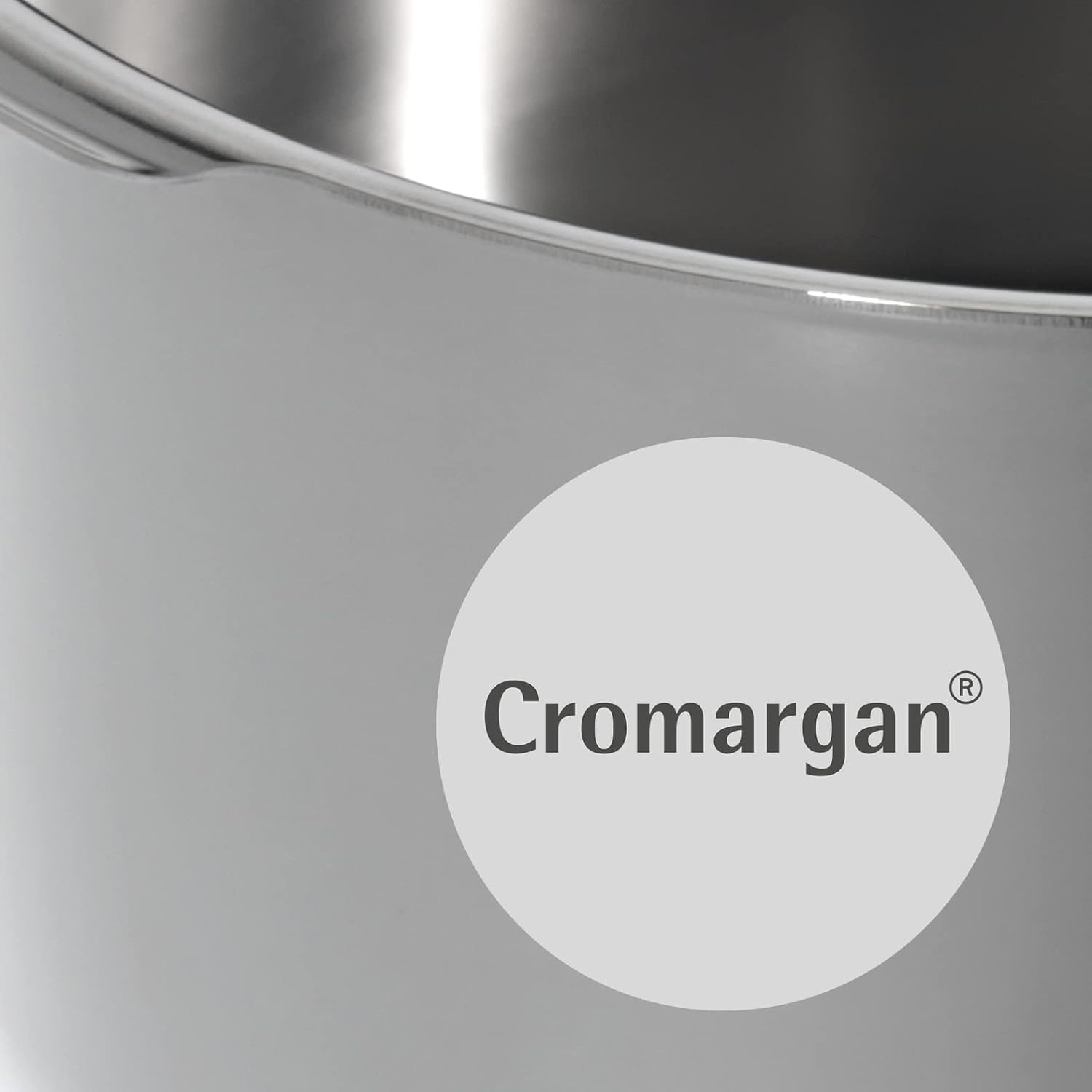 Ein metallischer Topf mit dem Cromargan-Logo auf einem weißen Kreis. Der Hintergrund ist grau.