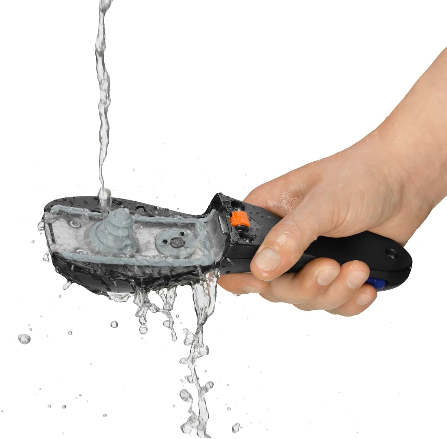 Hand hält eine schwarze Klinge, die mit Wasser gewaschen wird. Weißer Hintergrund. Wasser fließt darüber.