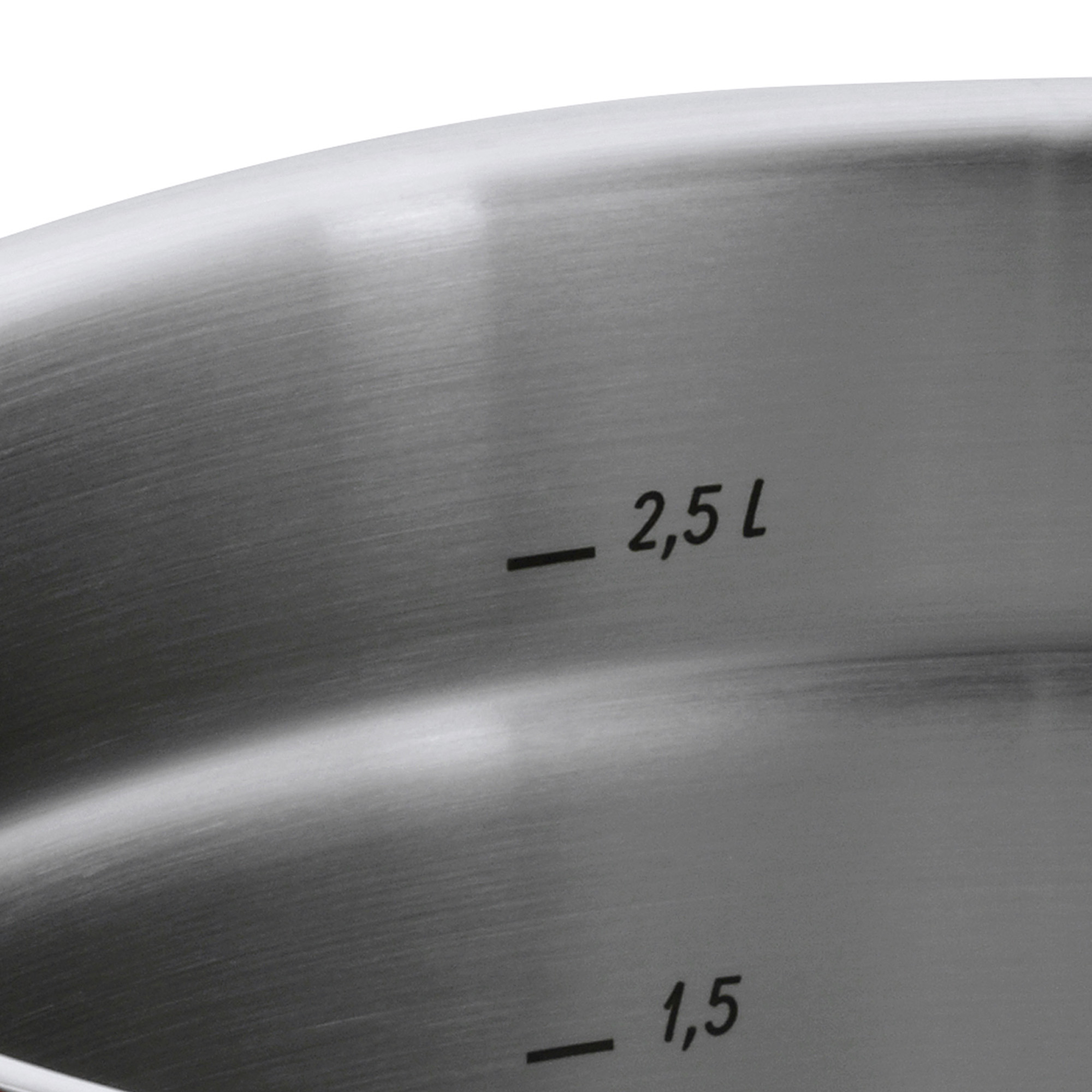 Wnętrze garnka ze stali nierdzewnej z oznaczeniami objętości: 1,5 l i 2,5 l.