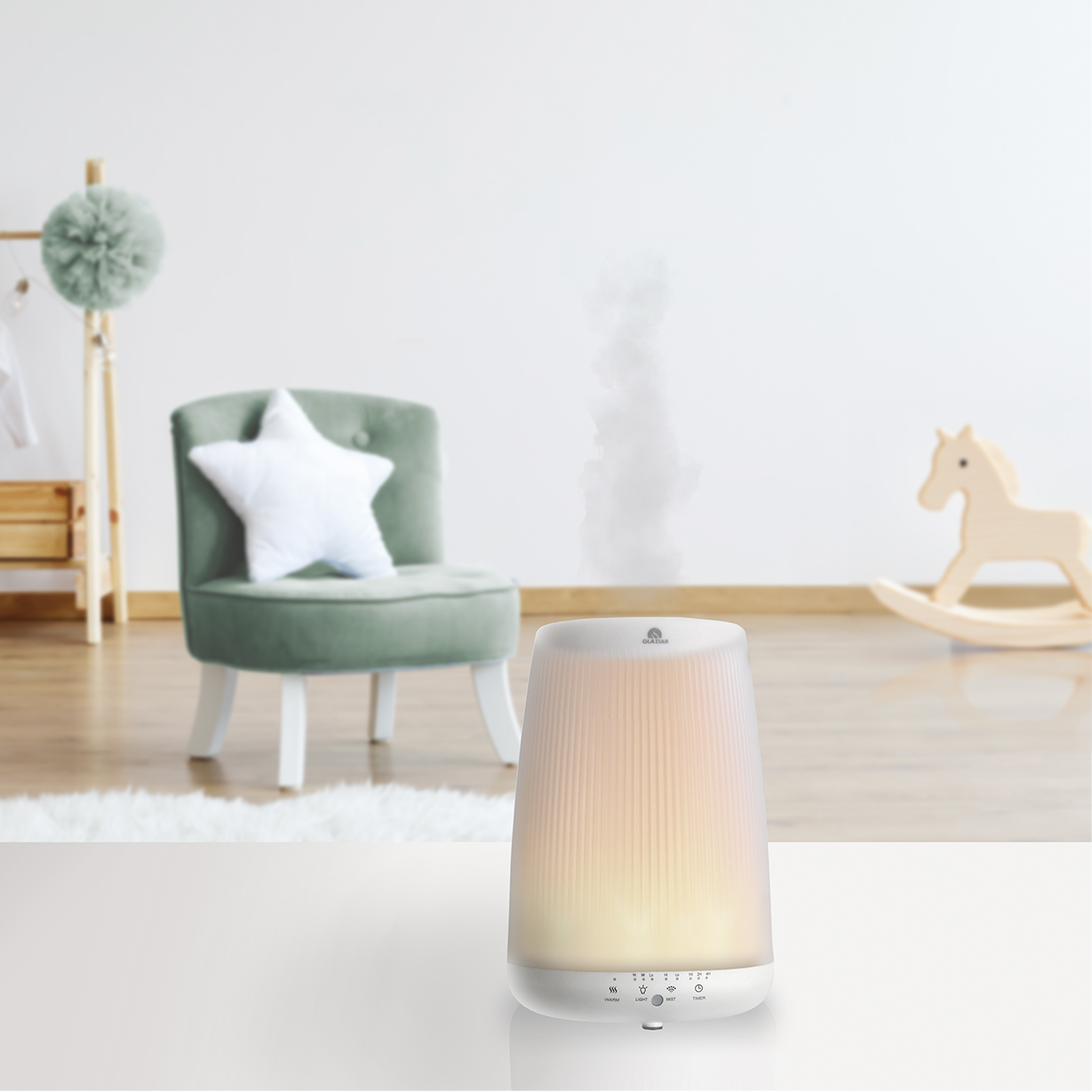 Humidificador blanco con vapor, interior de la habitación, mesa blanca.