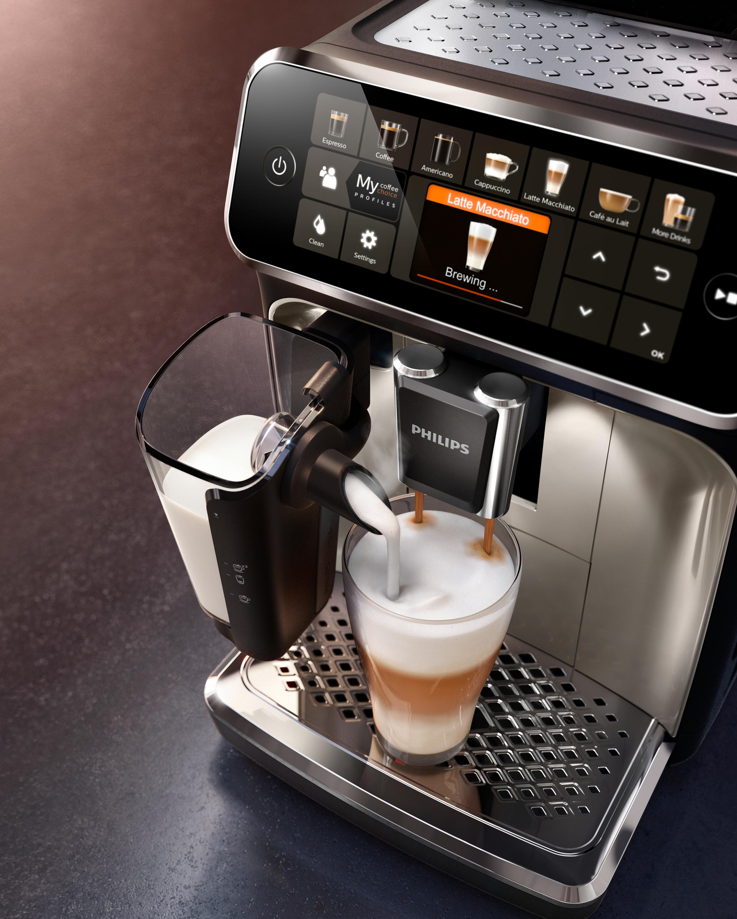 Macchina del caffè con montalatte, versa in un bicchiere da latte. Design nero e argento.