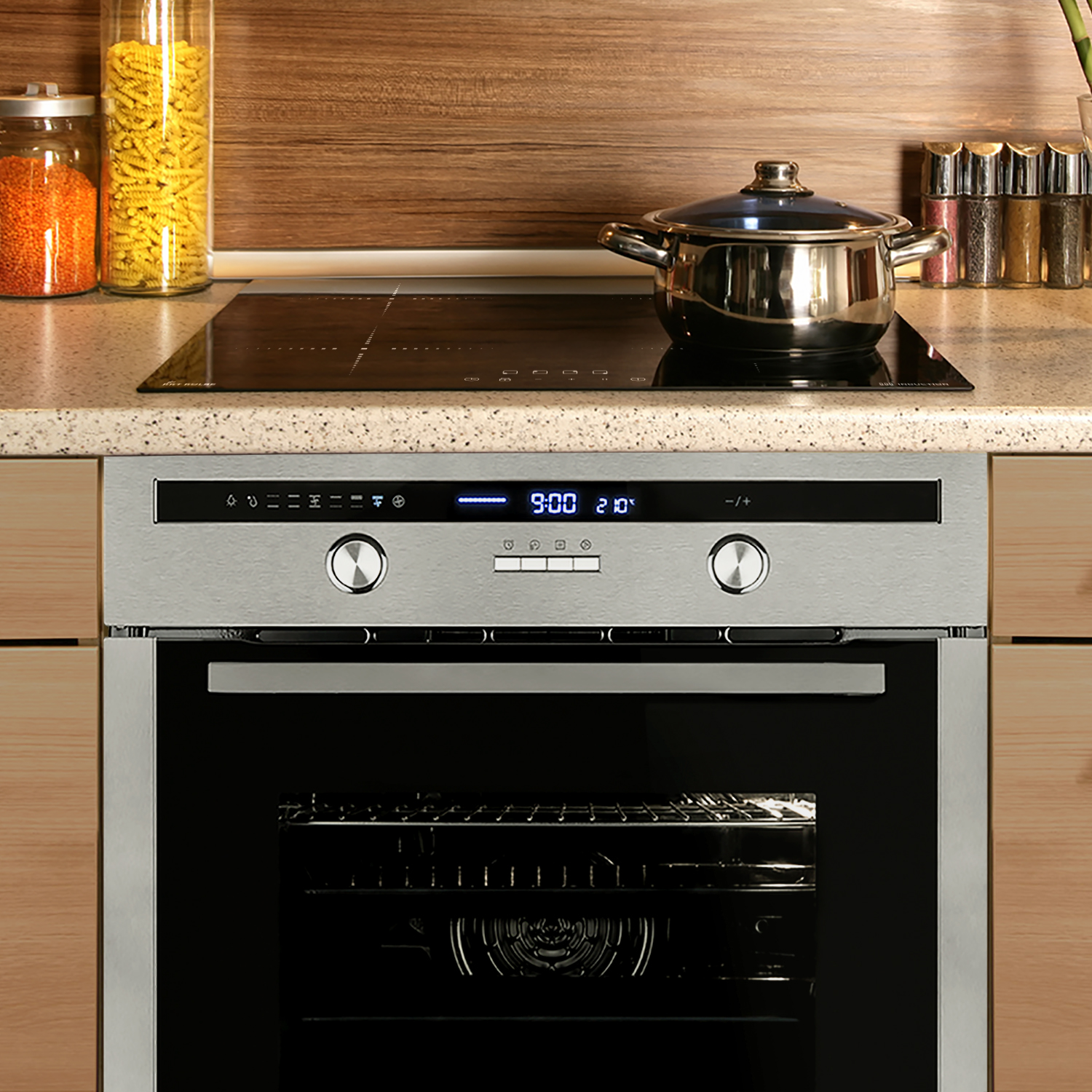 Ein Backofen mit Digitalanzeige der Uhrzeit, umgeben von Holz und einem Kochfeld.