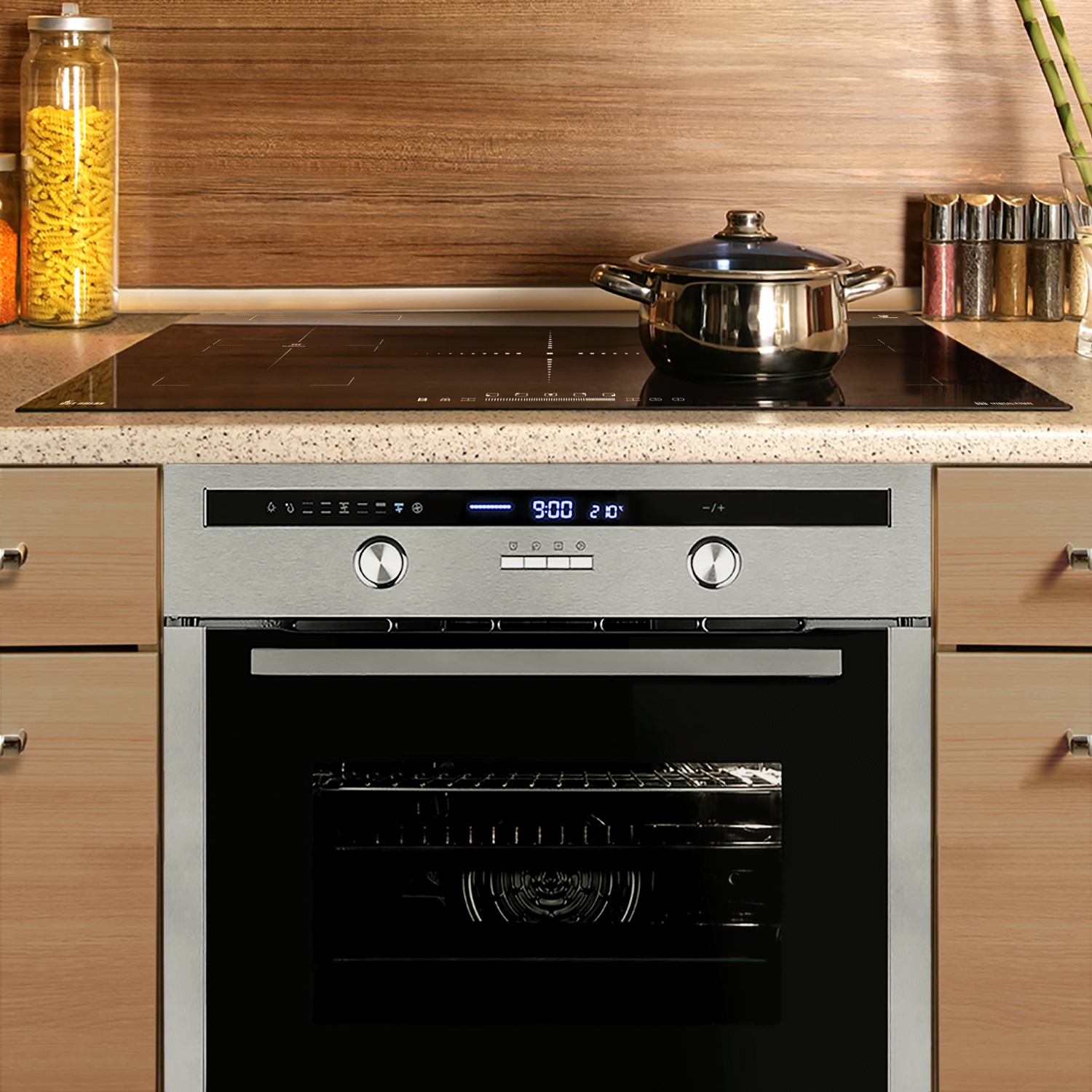 Eine moderne Küchenszene mit Backofen und Kochfeld. Ein Topf steht auf dem Kochfeld.