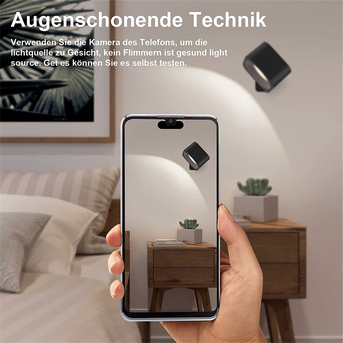 Eine Person hält ein Telefon, das ein Wandlicht zeigt. Die Szene ist ein Schlafzimmer mit einem Nachttisch.