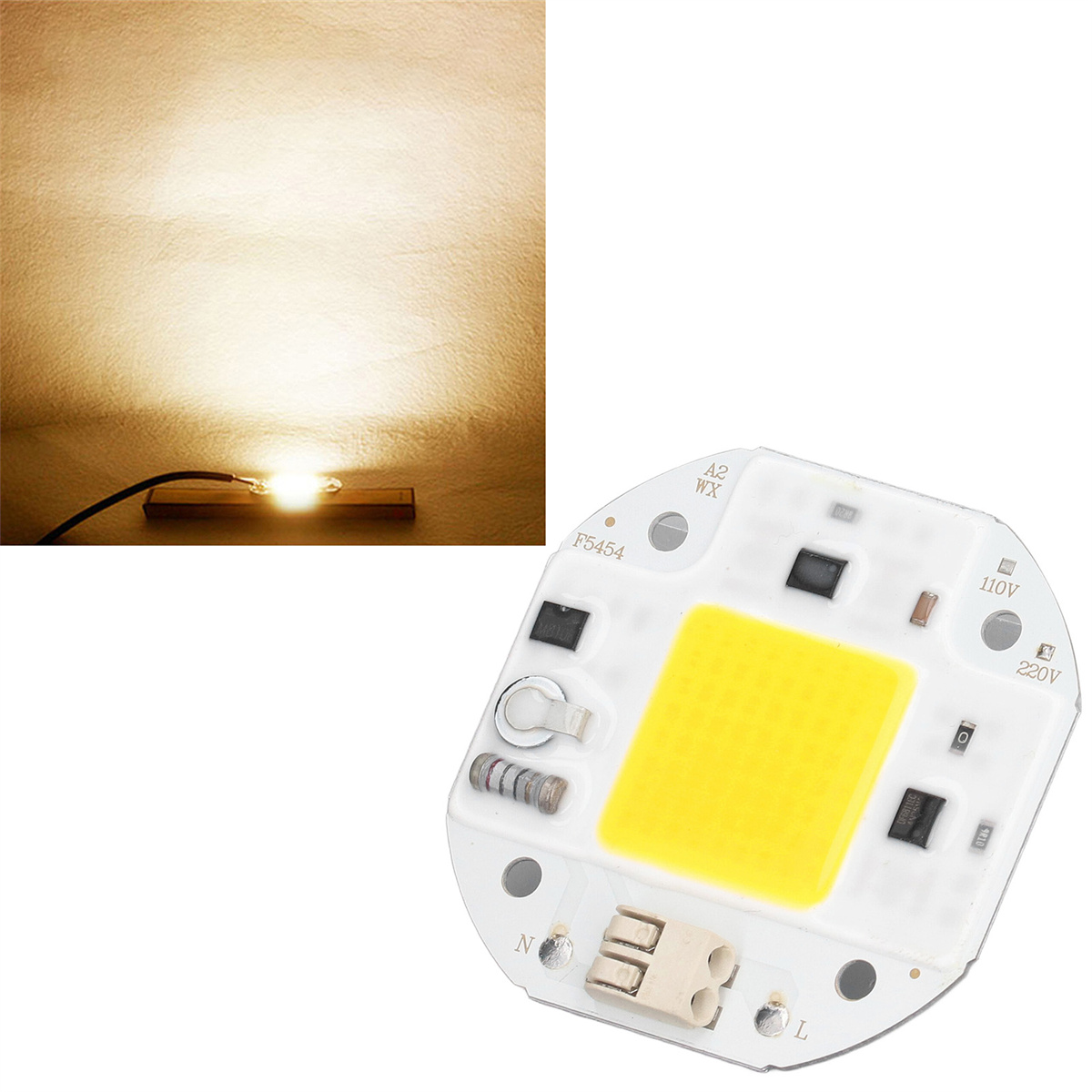 LED-Licht: weiße LED, gelbes Licht und ein weißer Hintergrund. Das Licht ist an.