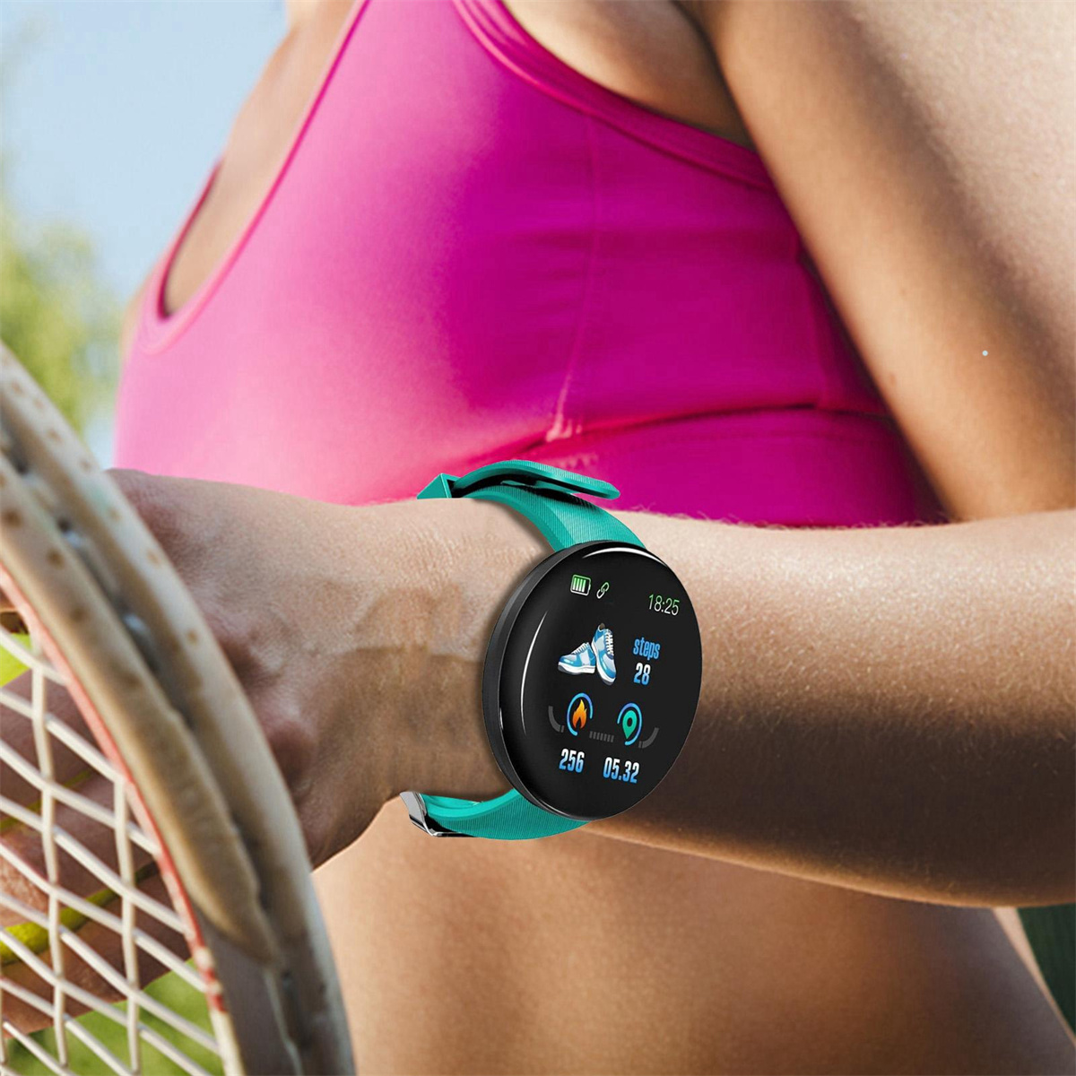 Arm einer Frau mit einer tealfarbenen Smartwatch, die Schritte zeigt.