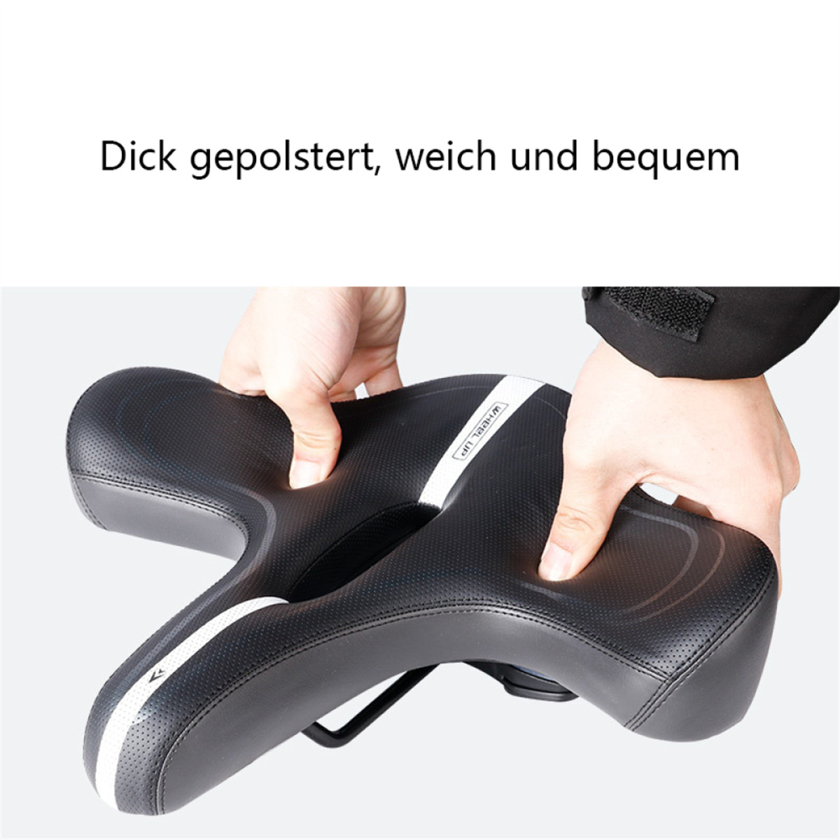 Hände halten einen schwarzen Fahrradsattel, Nahaufnahme, weißer Text.