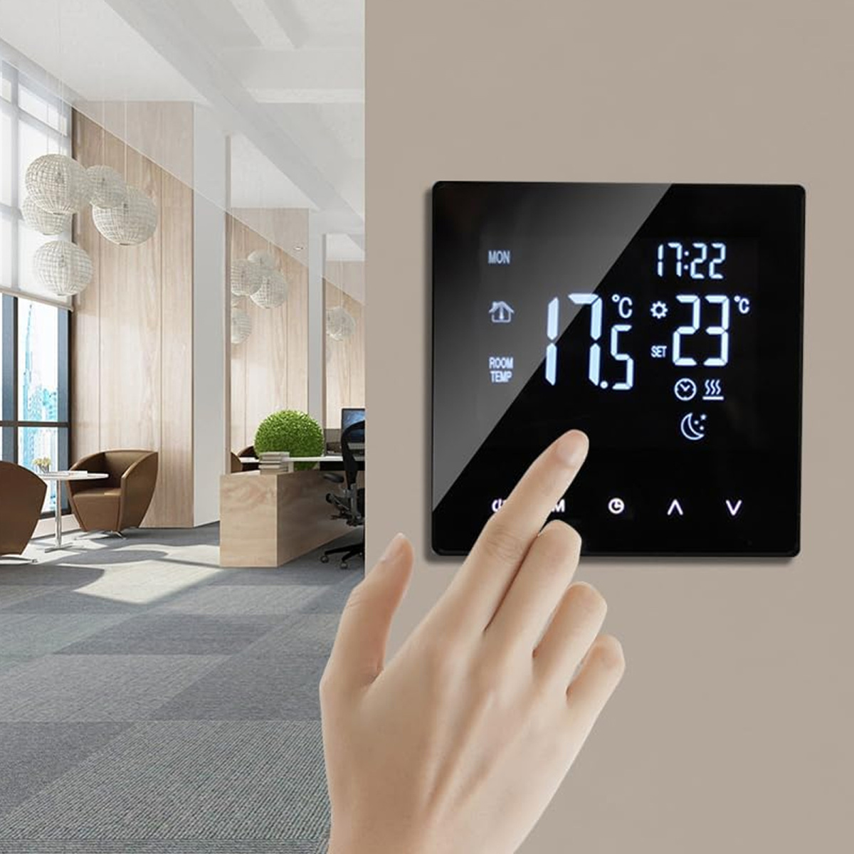 Ein intelligenter Thermostat an einer Wand, eine Hand berührt den Bildschirm.