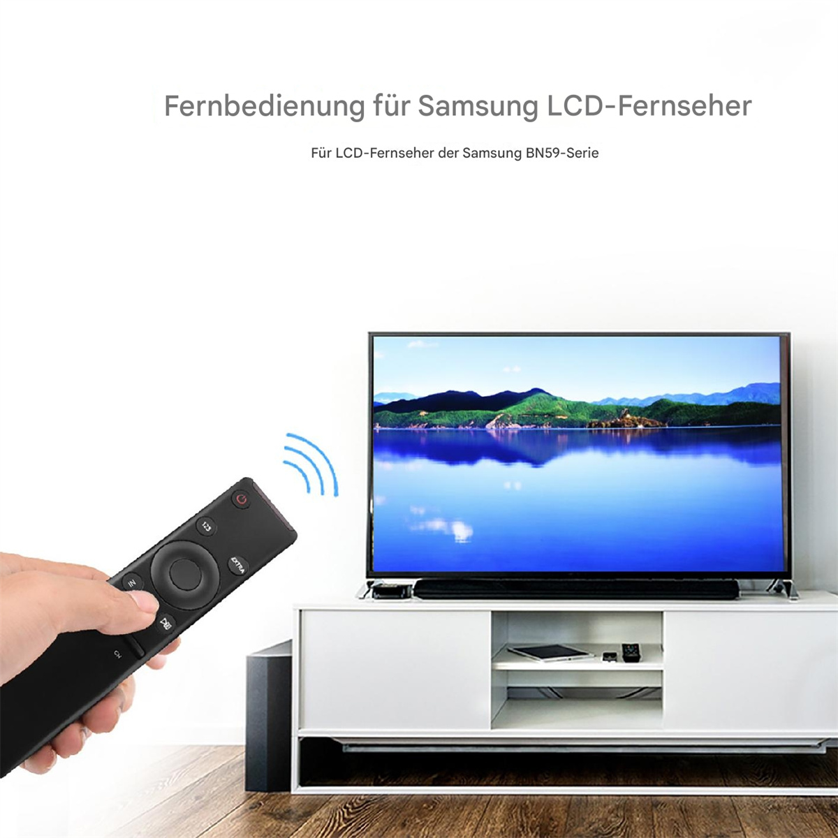 Eine schwarze Fernbedienung, die auf einen Fernsehbildschirm zeigt. Der Fernseher steht auf einem weißen Schrank, blaue Wasserszene.