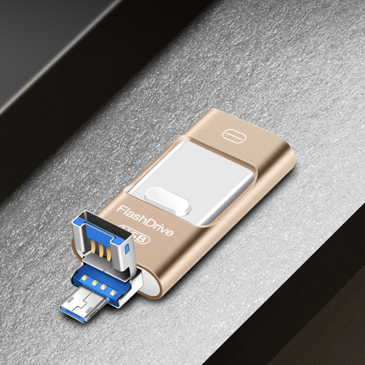 Ein gold-weißer USB-Stick mit blau-weißem Stecker, auf dunkler Oberfläche.
