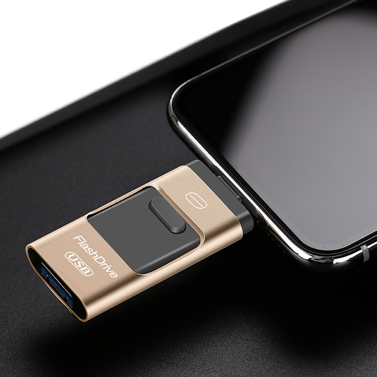 Goldener USB-Stick, der in ein Telefon gesteckt ist.