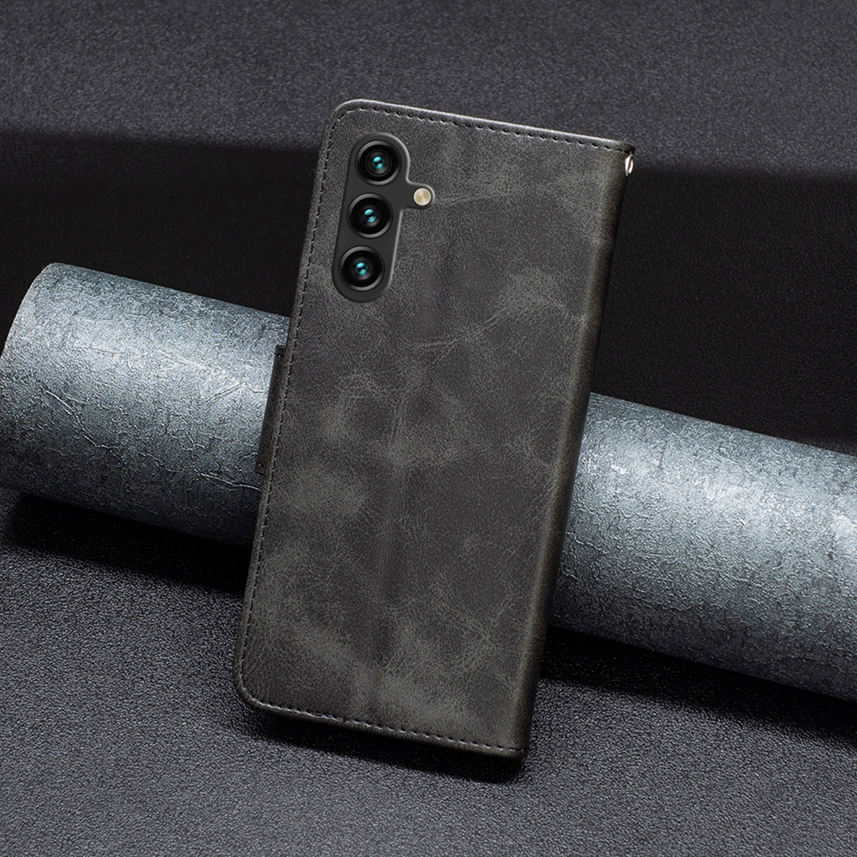 Un étui de téléphone gris foncé avec une surface texturée, sur un fond texturé.