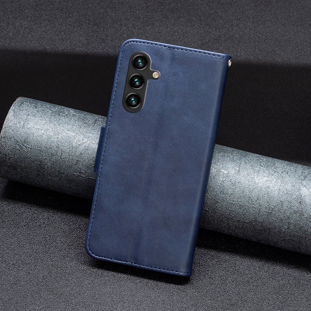 Étui de téléphone bleu avec une configuration à triple caméra. L'étui est sur une surface sombre, avec un éclat métallique.