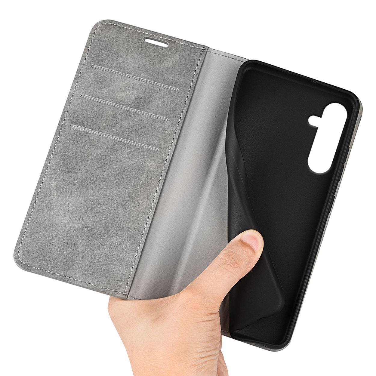 Main ouvrant un étui gris. L'étui est vide et noir à l'intérieur, pour un téléphone.