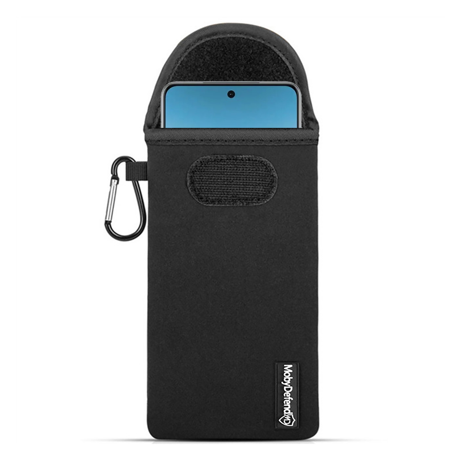 Housse noire pour téléphone avec téléphone partiellement inséré, mousqueton et logo en bas.