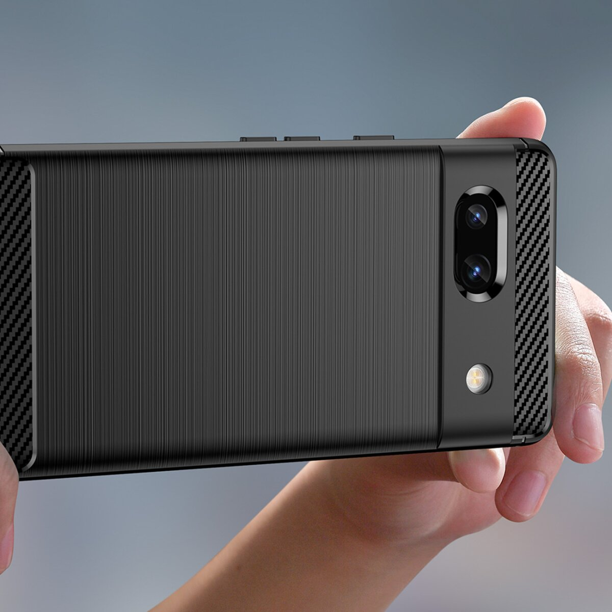 Hand hält ein schwarzes Telefon. Das Telefon hat eine strukturierte Rückseite und eine Dual-Objektiv-Kamera.