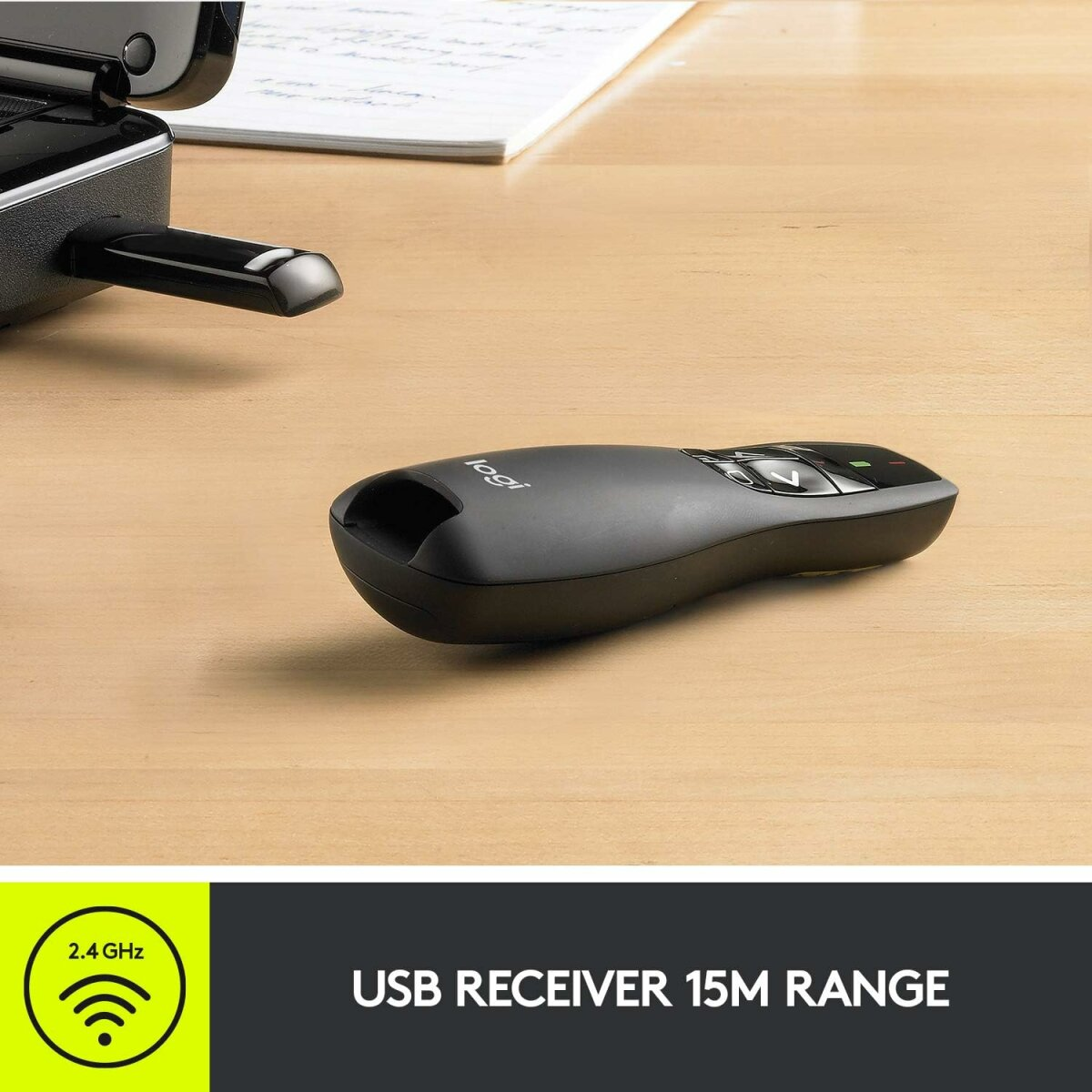 Eine schwarze Fernbedienung mit USB-Empfänger liegt auf einer Holzoberfläche.