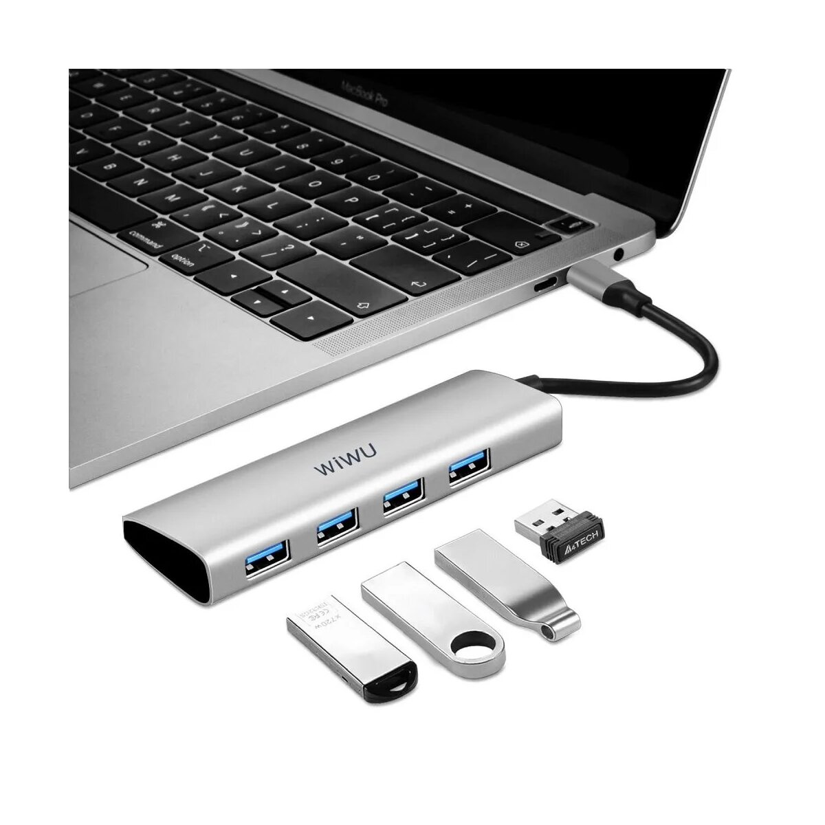 Ein silberner USB-Hub ist mit einem Laptop verbunden. Daneben USB-Laufwerke und ein Kartenleser.