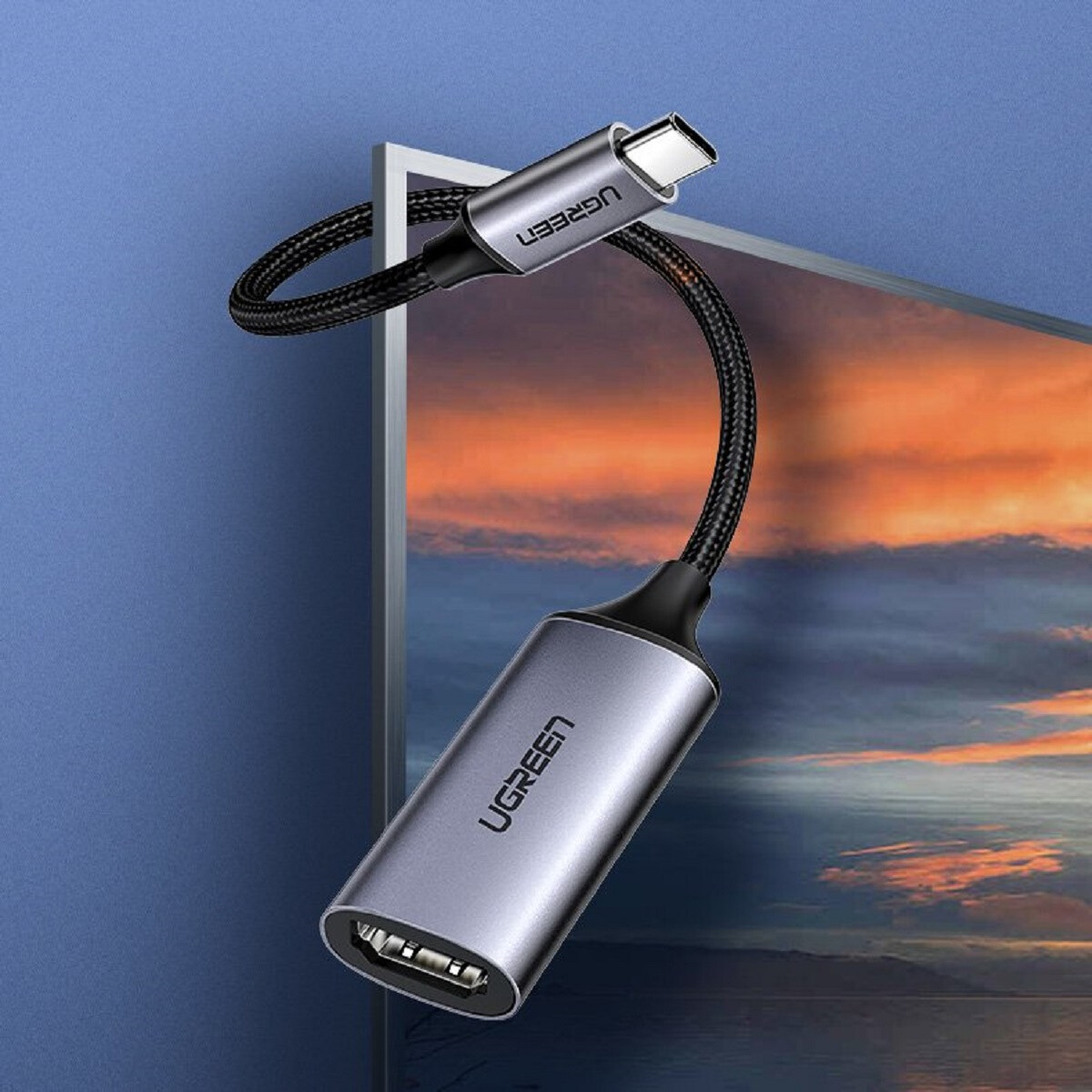 USB-C-zu-HDMI-Adapterkabel mit einem grauen und schwarzen Stecker. Es wird vor einem Bildschirm angezeigt.