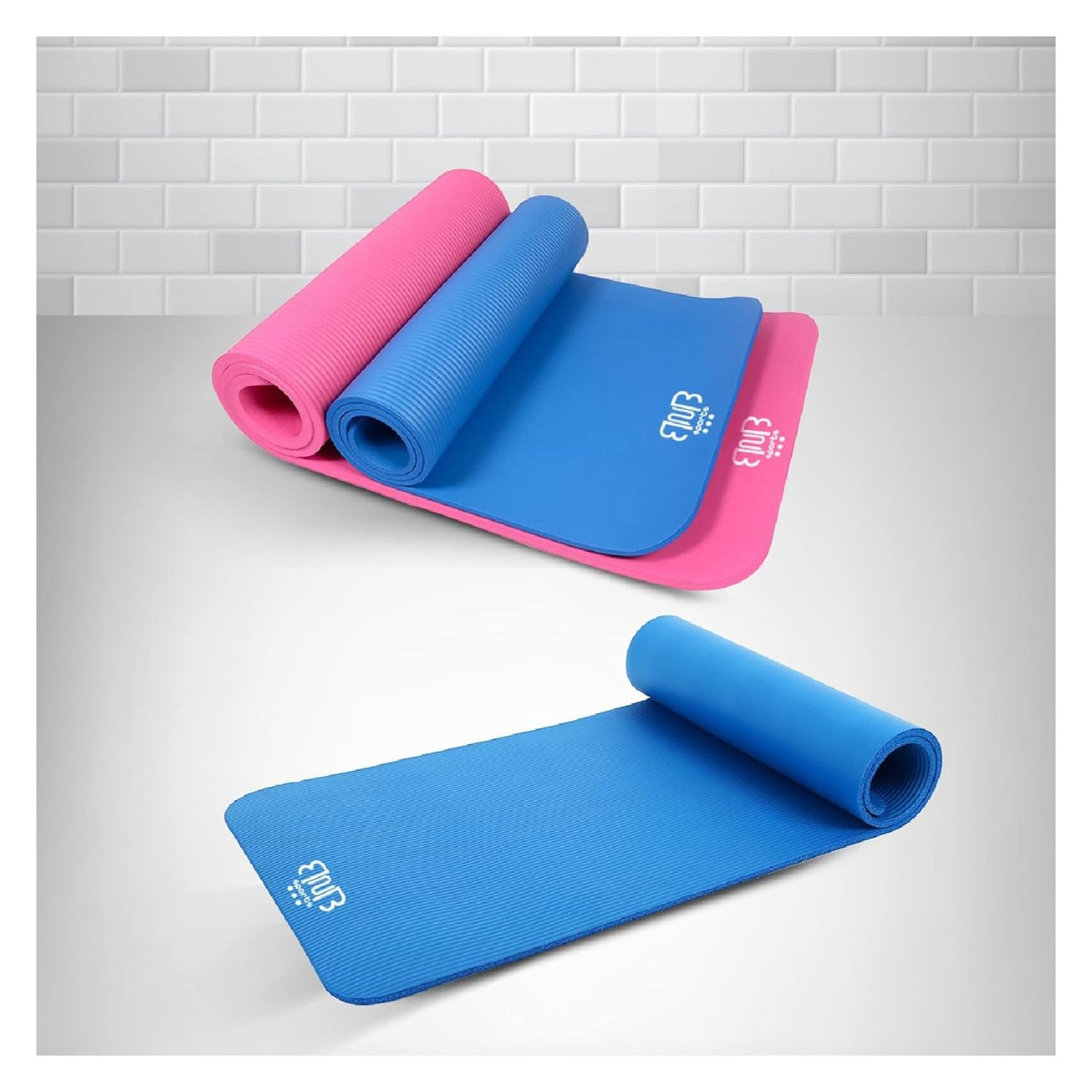 Yogamatten, rosa und blau, aufgerollt.