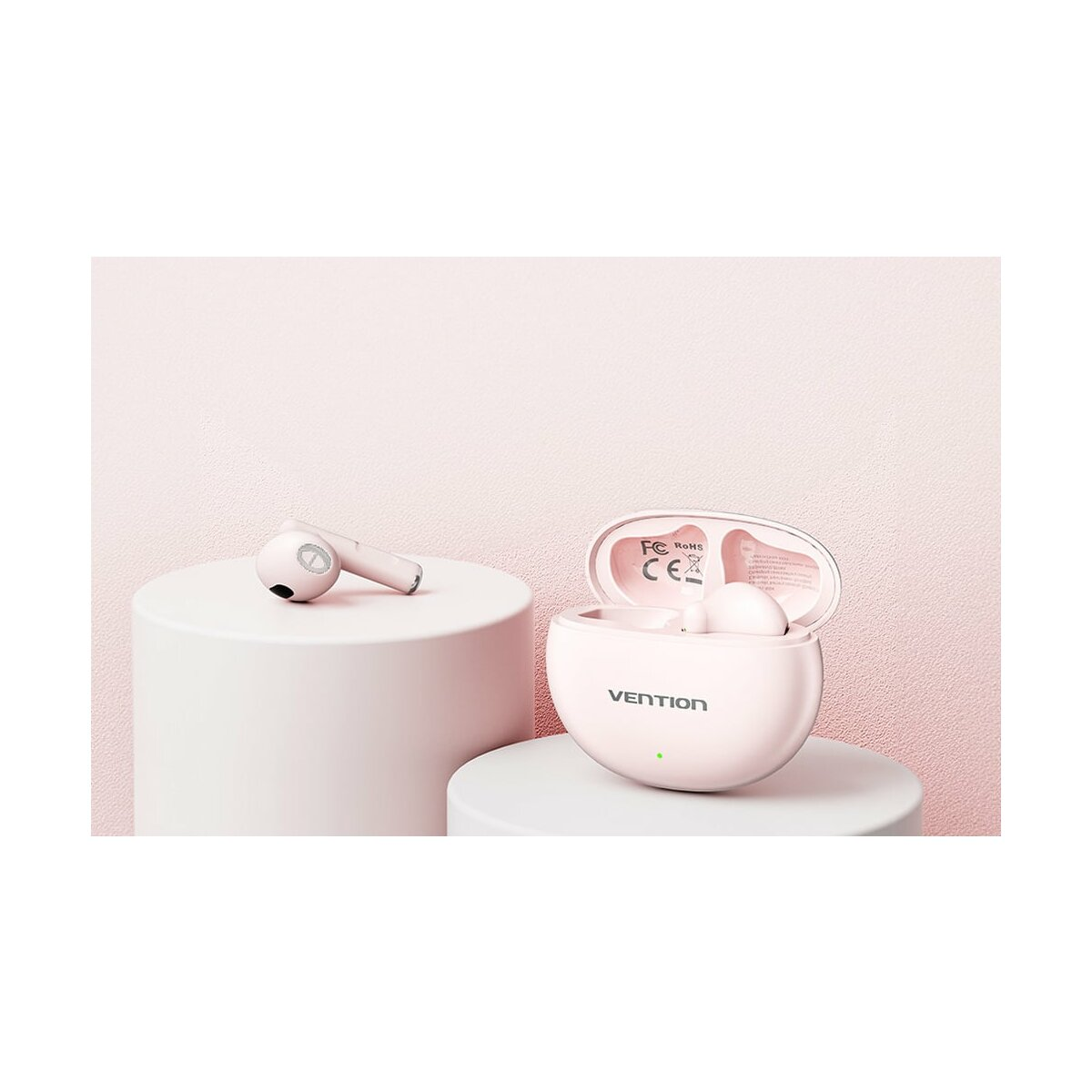 Auricolari wireless rosa in una custodia di ricarica rosa. La custodia è aperta, con gli auricolari all'interno. Sono su una superficie bianca.