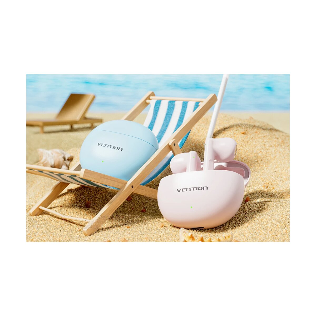 Scena sulla spiaggia: auricolari VENTION blu e rosa, sedia a sdraio, sabbia e pallone da spiaggia.