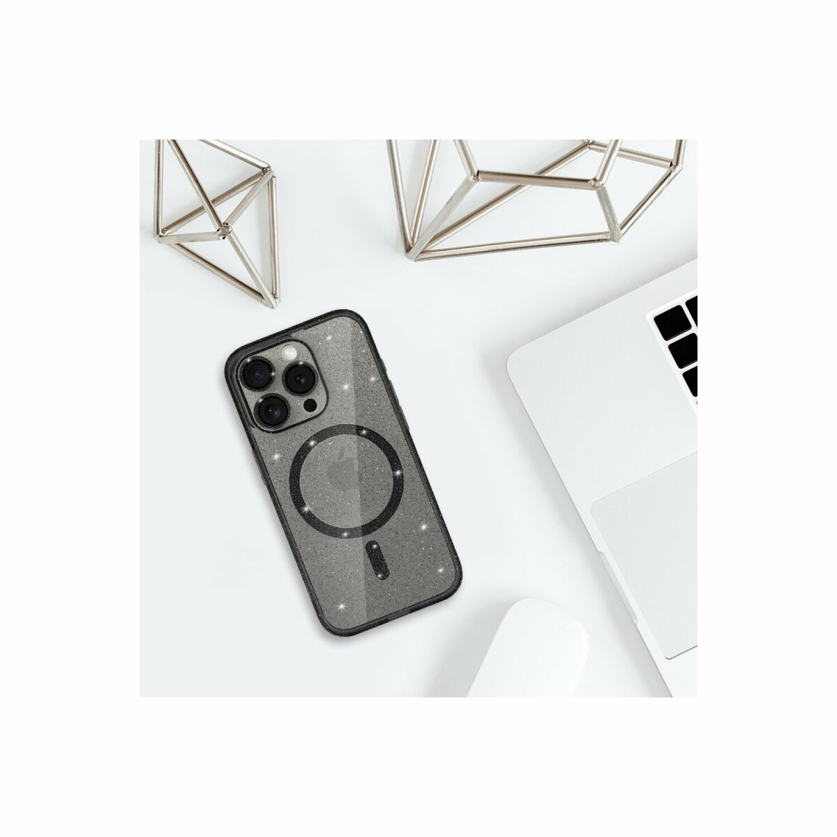 Custodia del telefono con un anello magnetico su sfondo bianco.