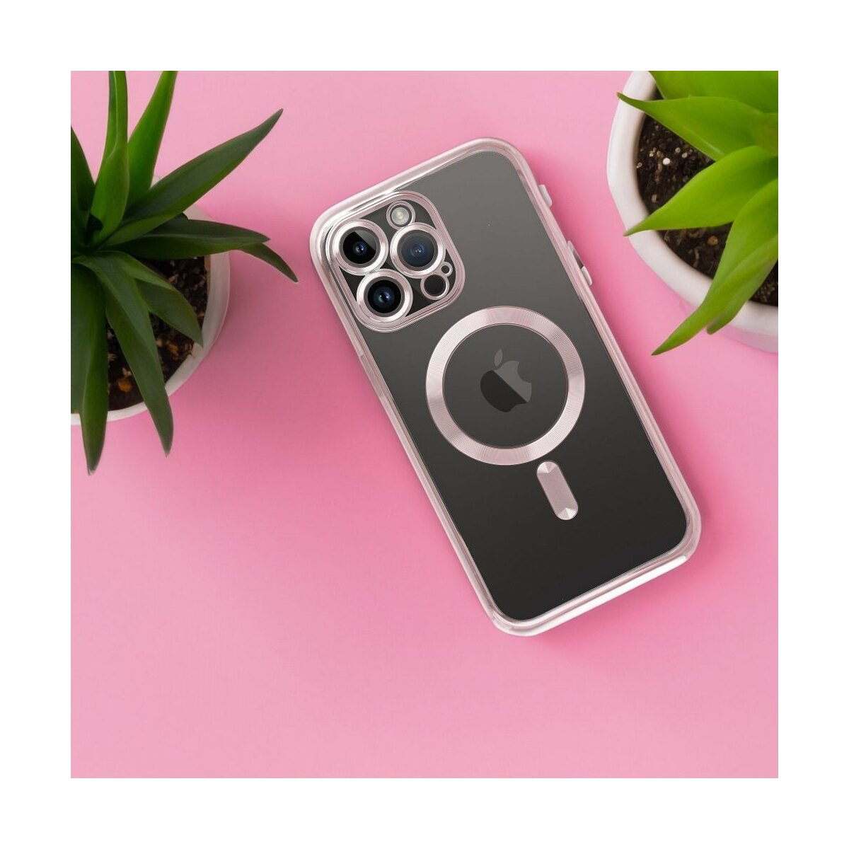 Una custodia per telefono su una superficie rosa con piante sullo sfondo.