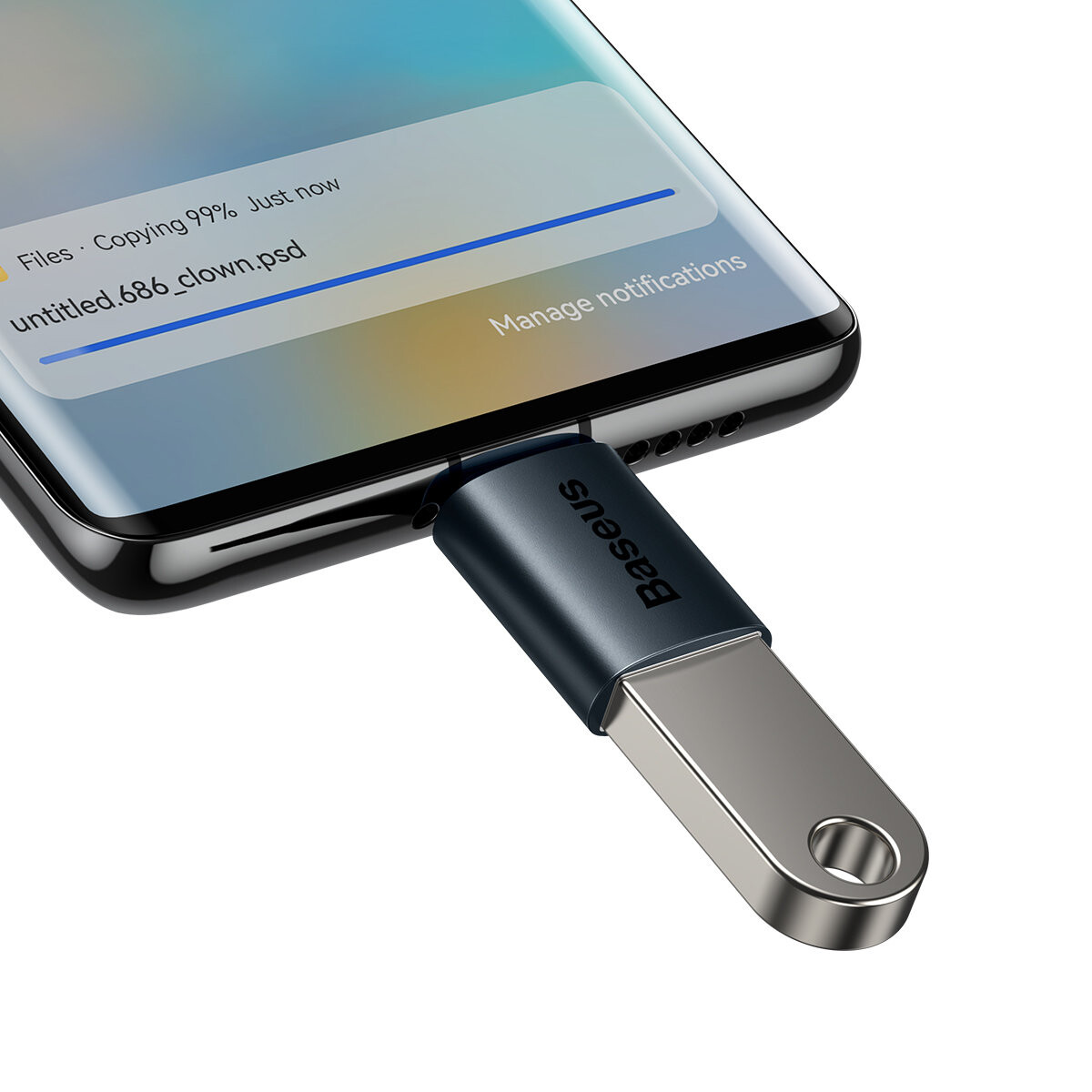Ein Smartphone mit einem USB-C-Laufwerk, das eingesteckt ist. Das Telefon zeigt eine Dateiübertragung an.