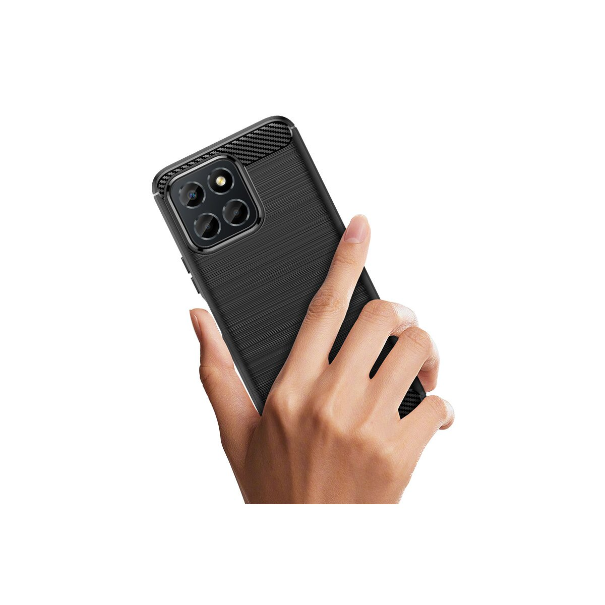 La mano di una persona che tiene una custodia nera per telefono con superficie strutturata e configurazione multi-camera.