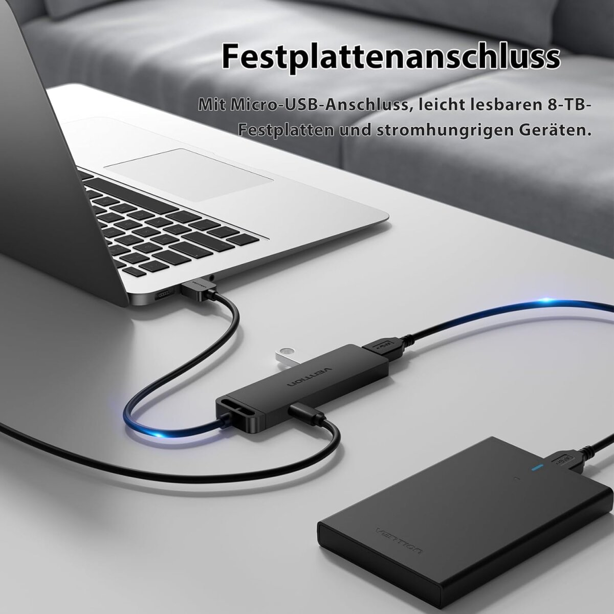 Laptop, verbunden mit einem Hub und einer externen Festplatte.