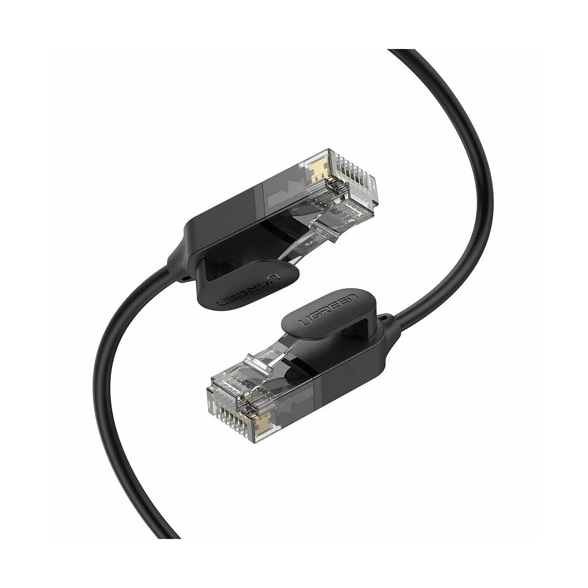 Schwarze UGREEN-Ethernet-Kabelstecker, verbunden mit einem schwarzen Kabel, vor weißem Hintergrund.