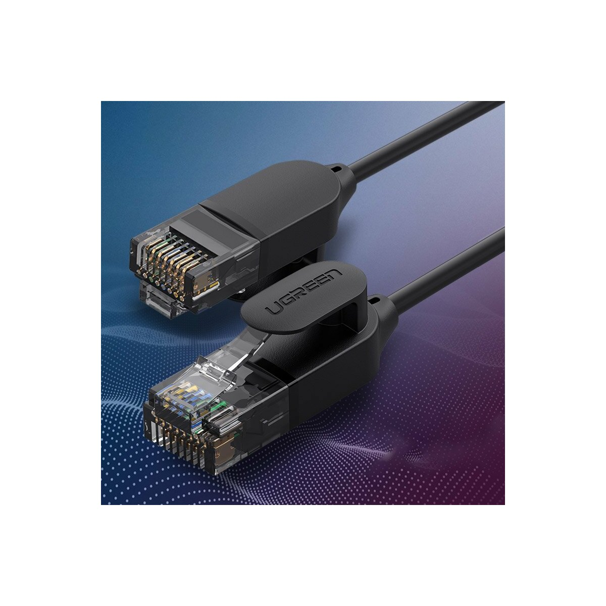 Schwarzes UGREEN Ethernet-Kabel mit transparenten Steckern, abgewinkelt, auf blau-violettem Hintergrund.