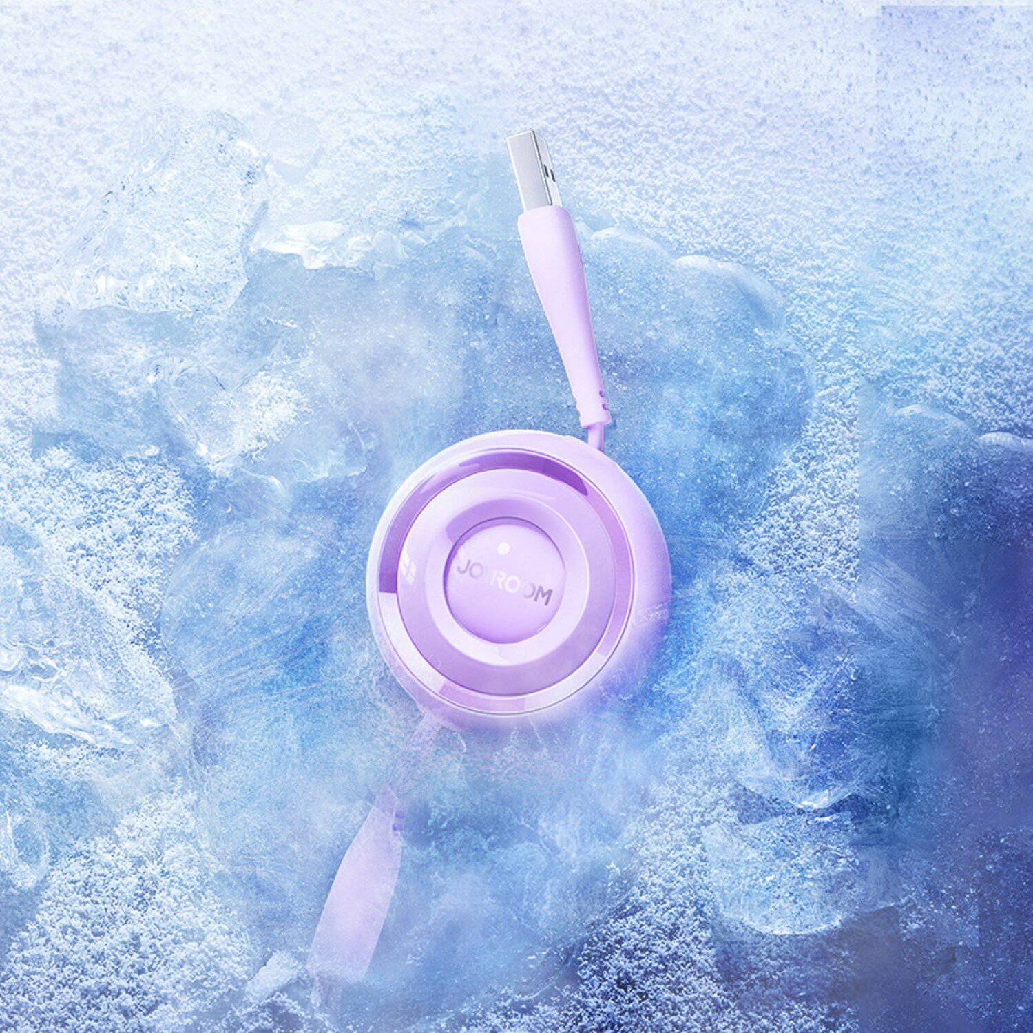 Fioletowa ładowarka USB na niebieskim, lodowatym tle.