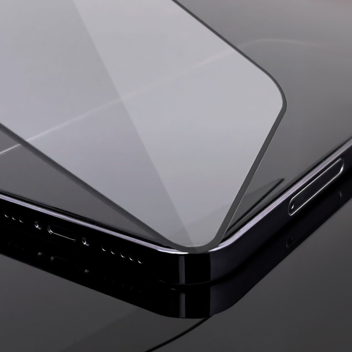 Un proteggi schermo per smartphone. Primo piano del bordo e dell'angolo di un telefono nero.
