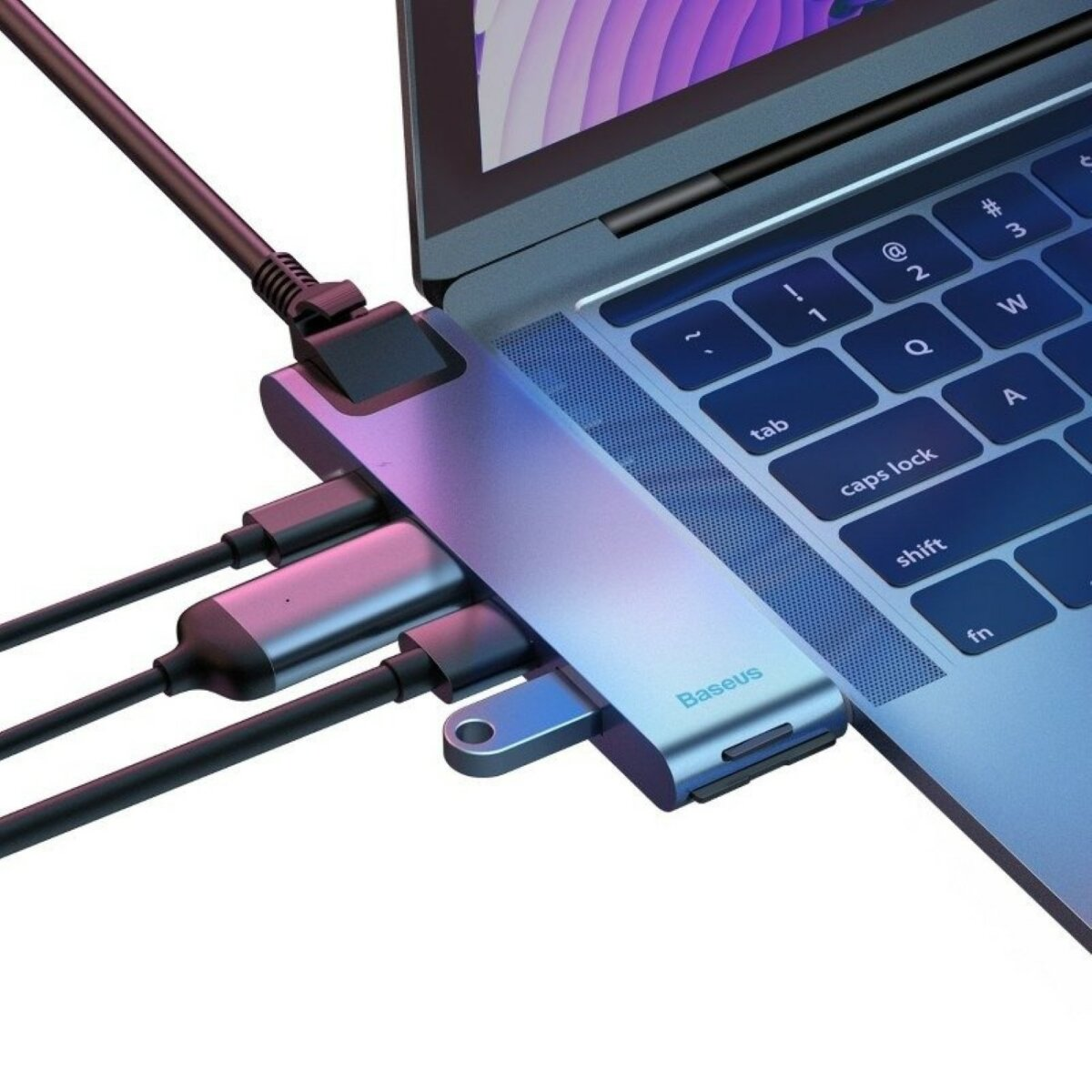 Un hub USB argento e blu collegato a un laptop, con più porte e cavi neri.