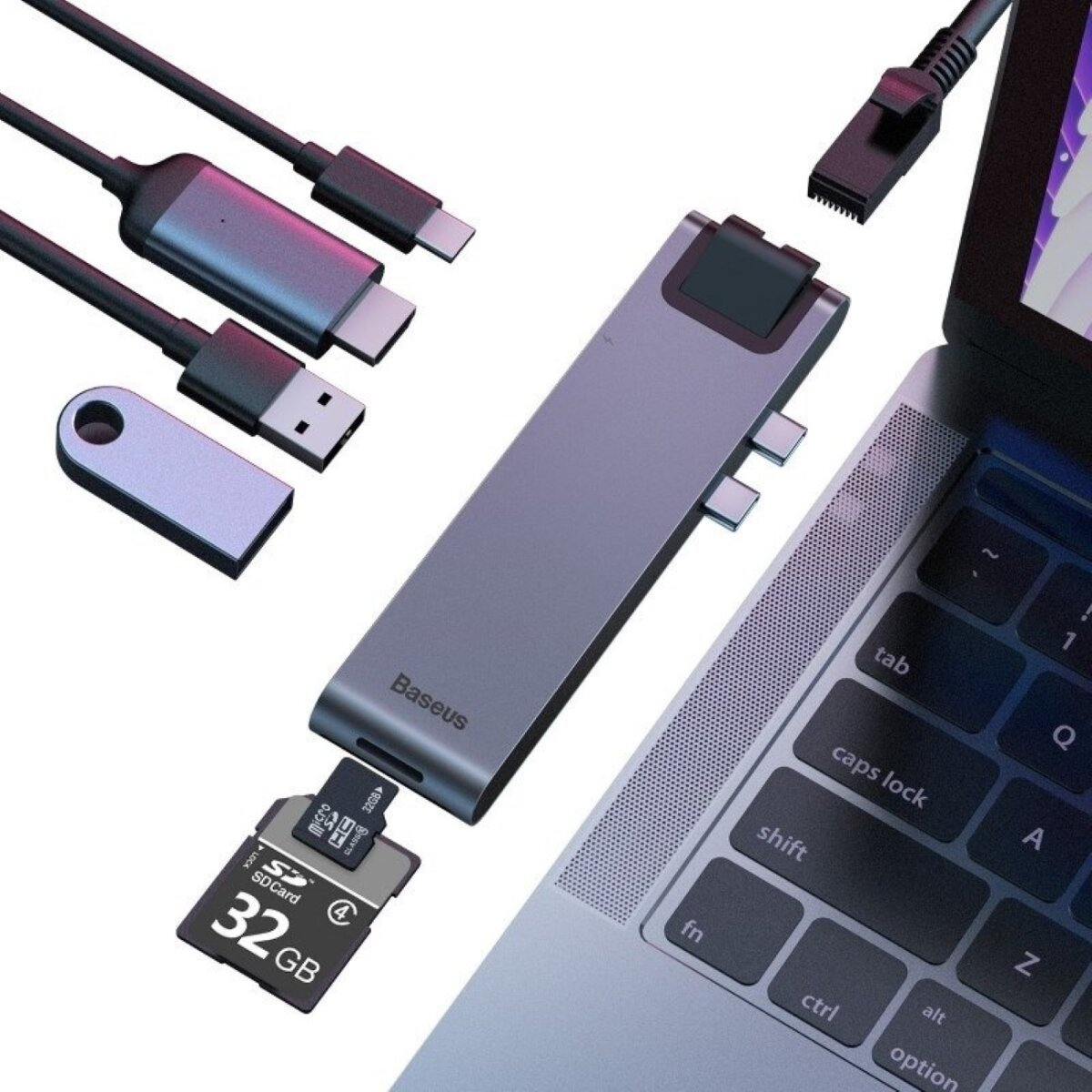 Laptop con hub collegato, scheda SD inserita e vari cavi nelle vicinanze.