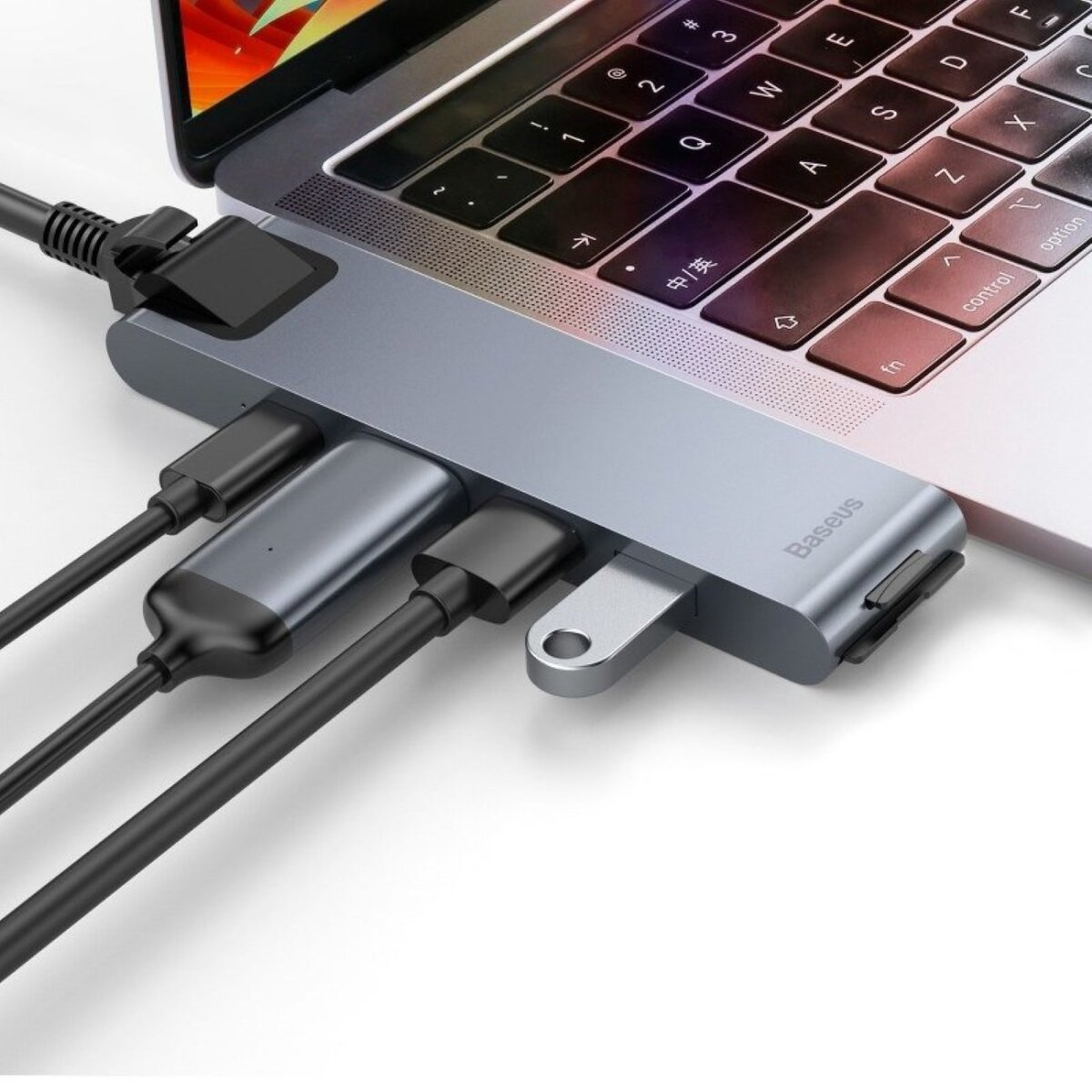 Un hub USB collegato a un laptop. Varie porte e cavi si estendono dall'hub.