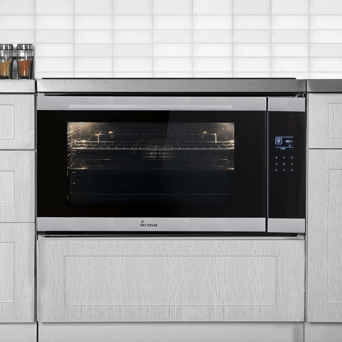 Einbau-Backofen. Ein Einbau-Backofen, silber und schwarz, in einer Küchenumgebung.