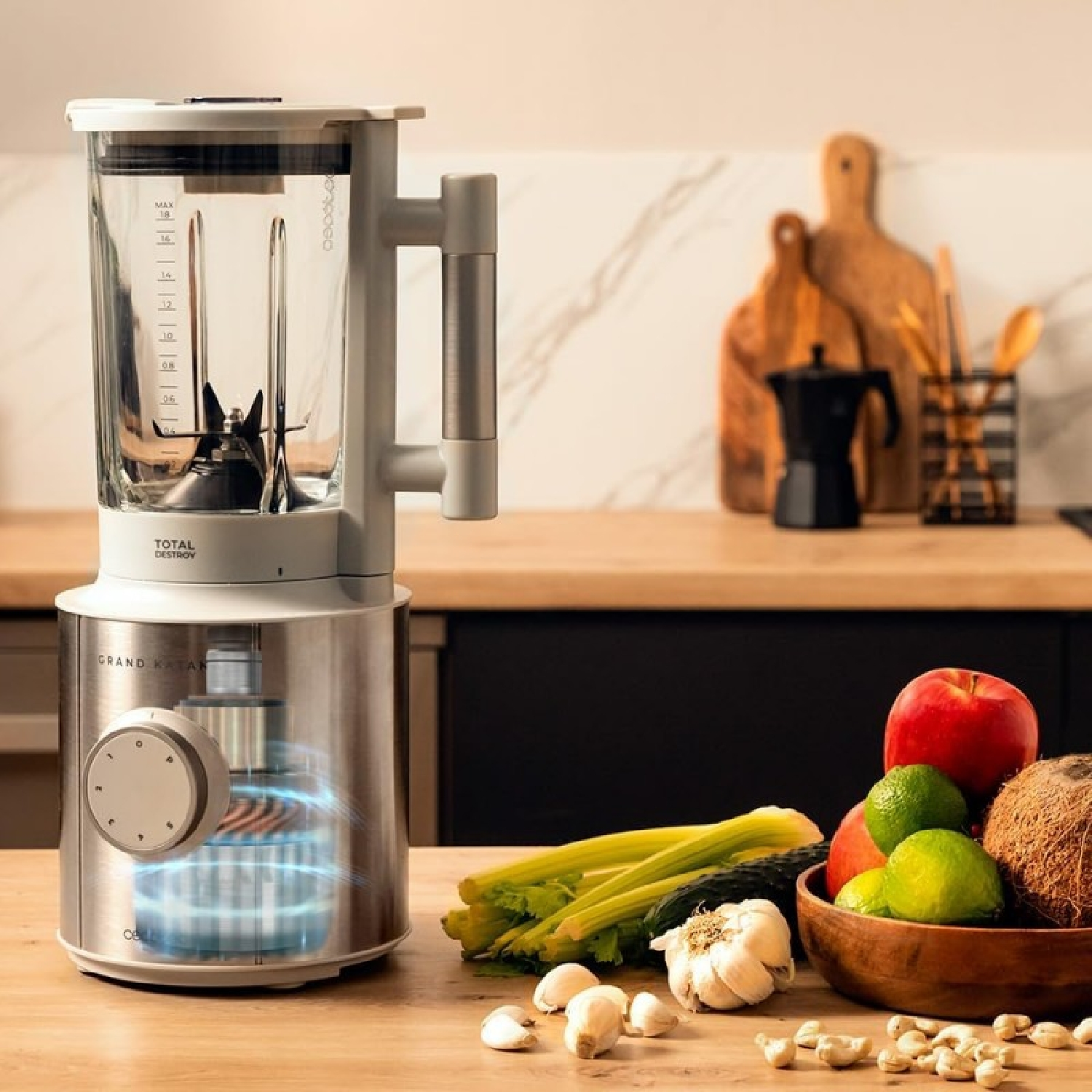 Ein Mixer mit Gemüse und Obst. Der Mixer ist silberfarben, mit einem Glasbehälter und beschriftet.