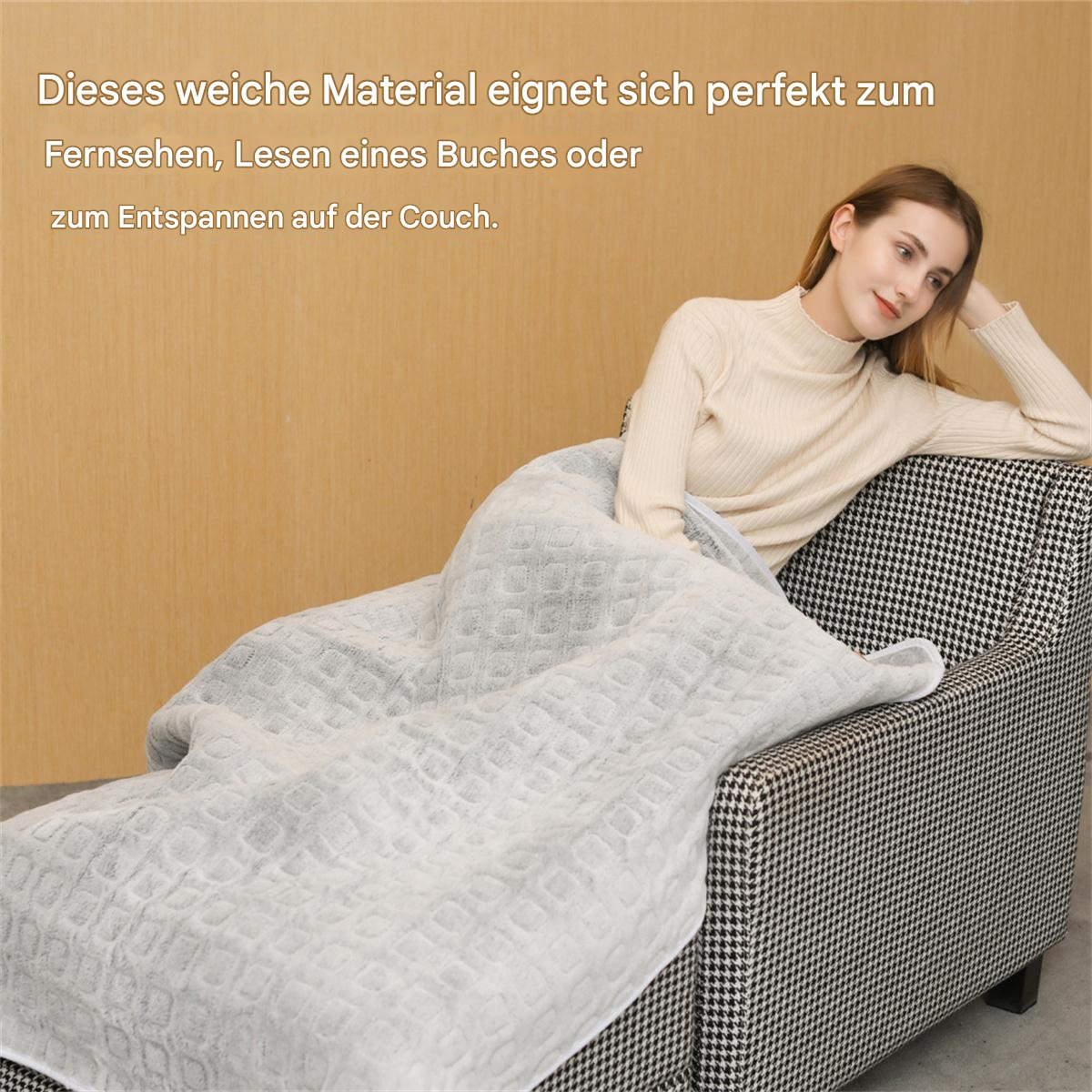 Frau entspannt auf einem Hahnentrittstuhl mit einer weißen Decke. Beigefarbene Wand im Hintergrund.
