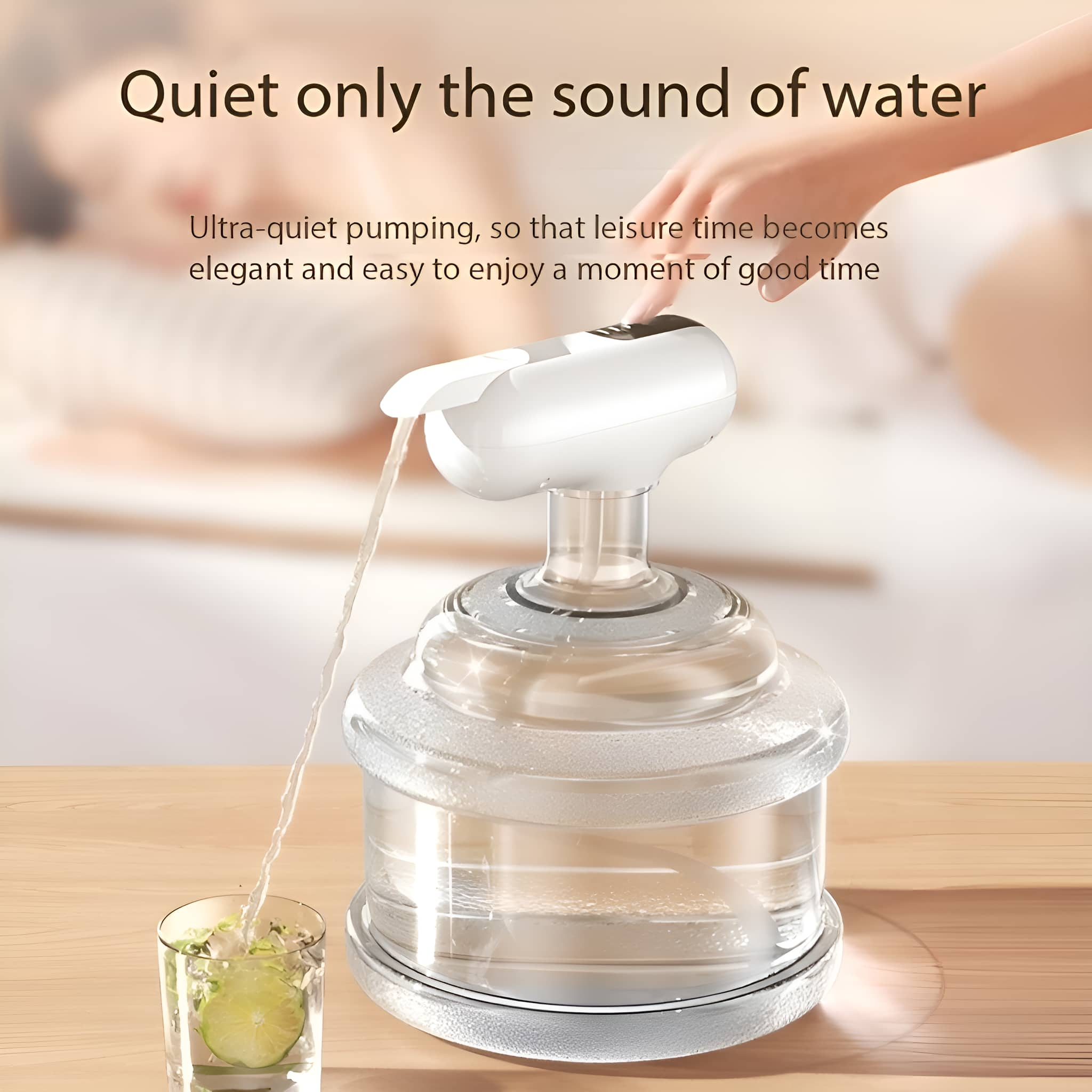 Wasserspender, der Wasser in ein Glas mit Zitrone gießt.