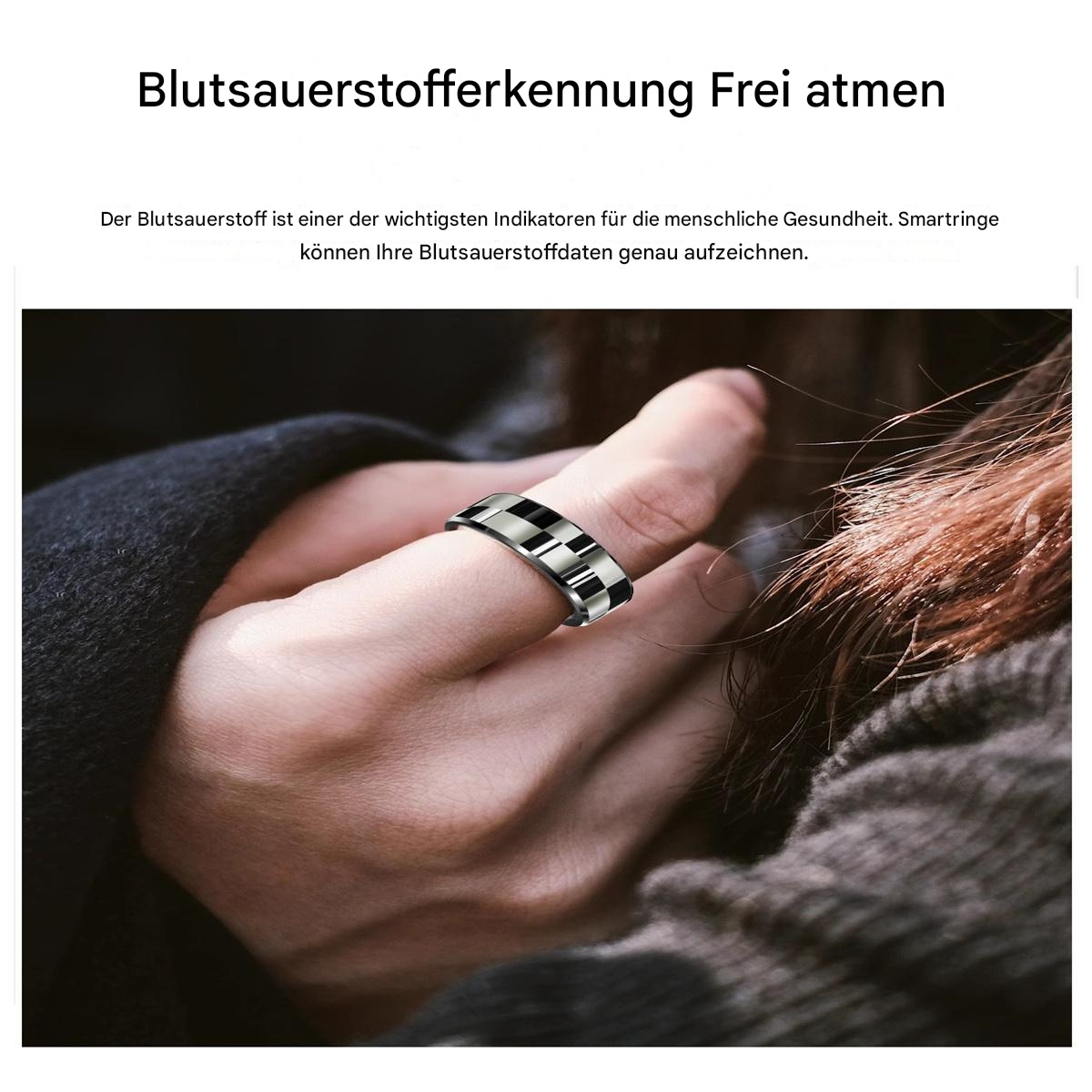 Männliche Hand mit einem silber-schwarzen Ring.