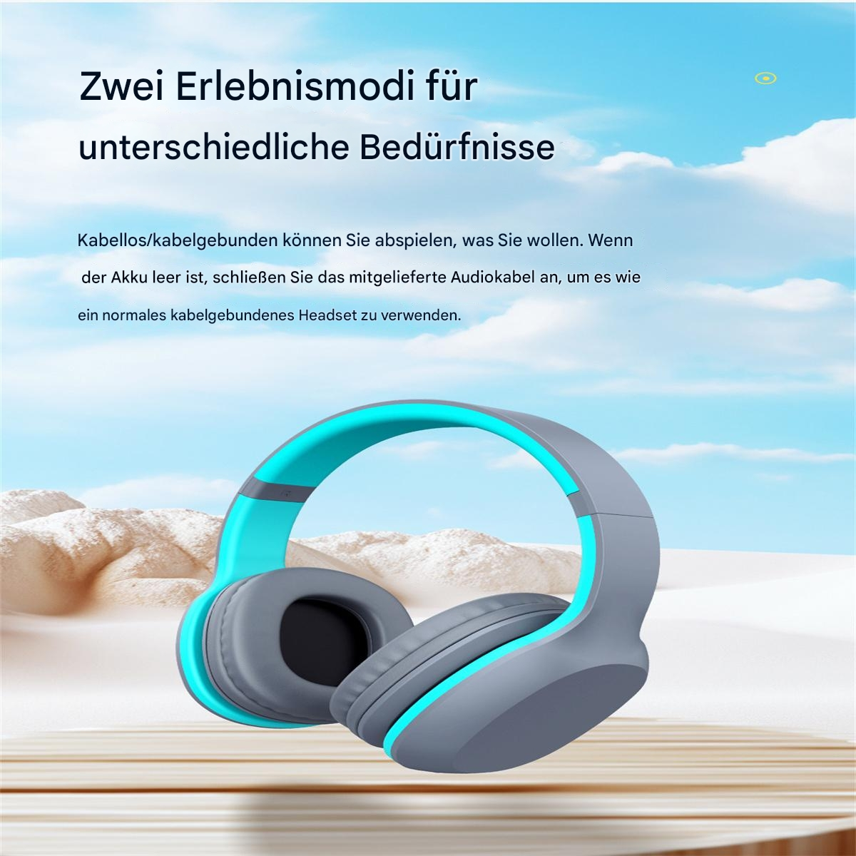 Graue und türkisfarbene Kopfhörer. Himmel und Sand im Hintergrund.